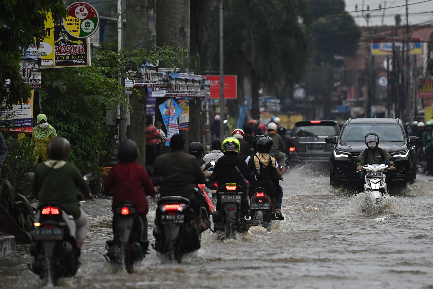 Banjir Sebabkan Kemacetan di Sawangan Depok
