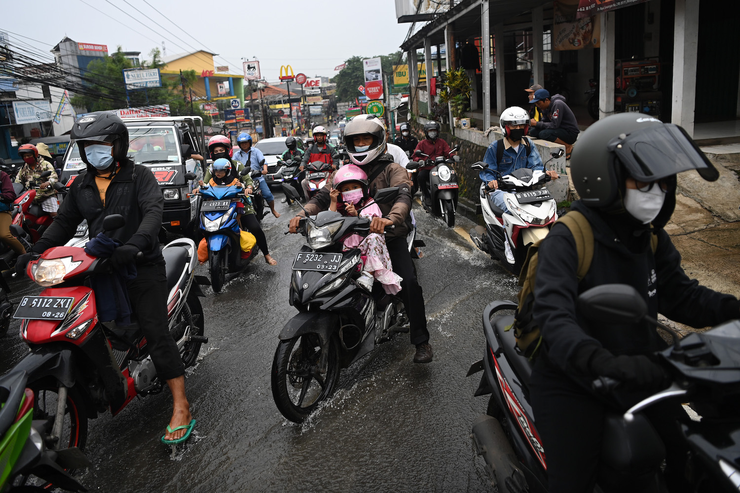 Banjir Sebabkan Kemacetan di Sawangan Depok