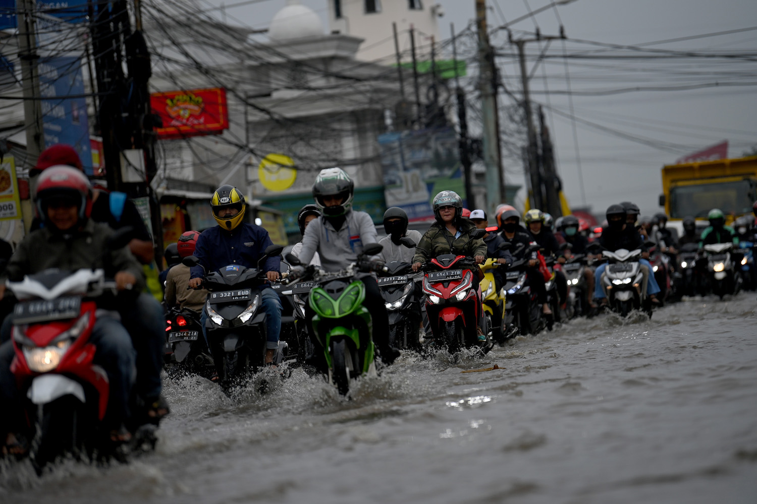 Banjir Sebabkan Kemacetan di Sawangan Depok