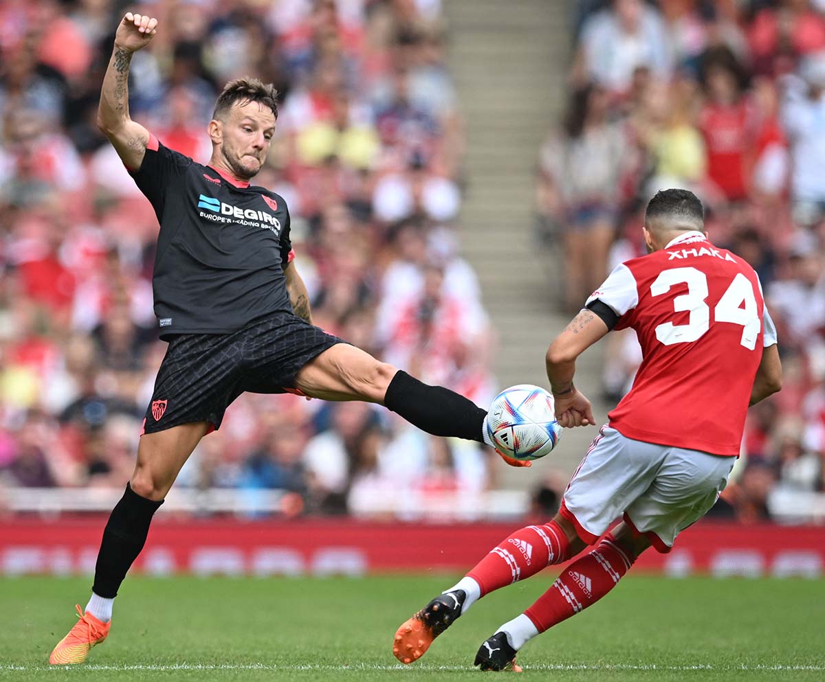 Arsenal Bantai Sevilla