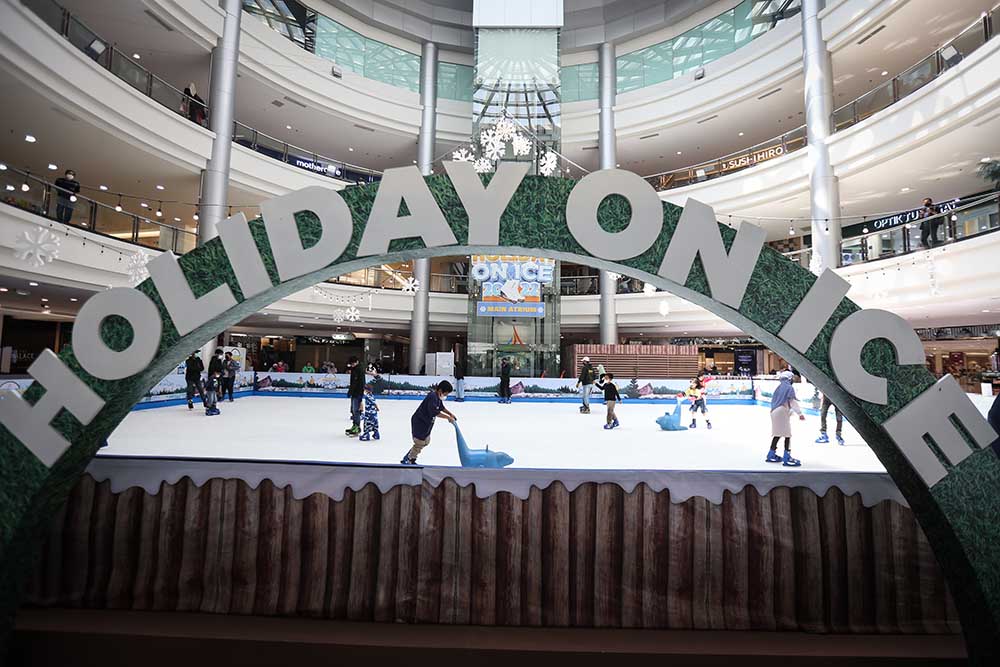 Wahana Bermain Ice Skating Saat Libur Sekolah