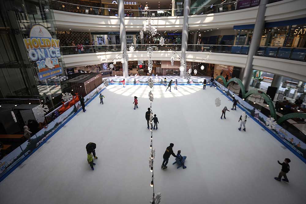 Wahana Bermain Ice Skating Saat Libur Sekolah