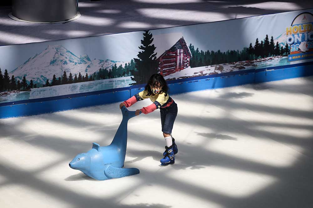 Wahana Bermain Ice Skating Saat Libur Sekolah