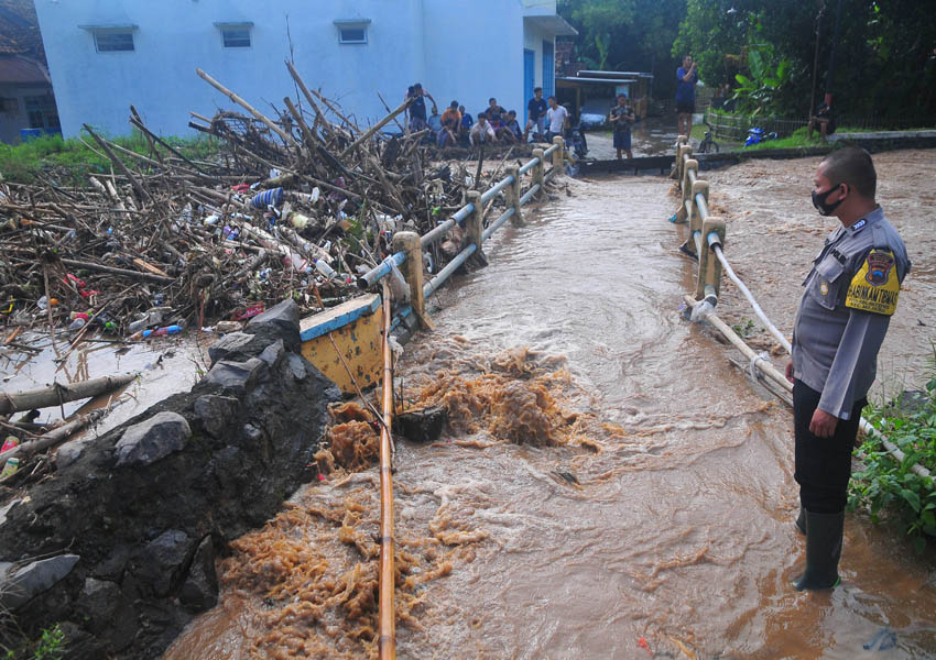 Banjir Akibat Sampah Menyumbat Sungai