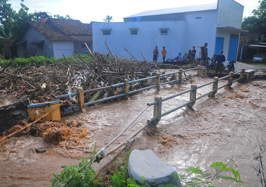 Banjir Akibat Sampah Menyumbat Sungai