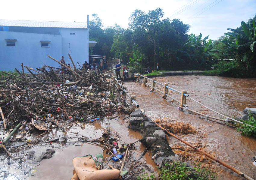 Banjir Akibat Sampah Menyumbat Sungai