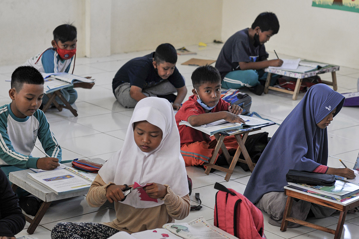 Ketiadaan Kursi dan Meja Belajar di Sekolah Dasar Negeri