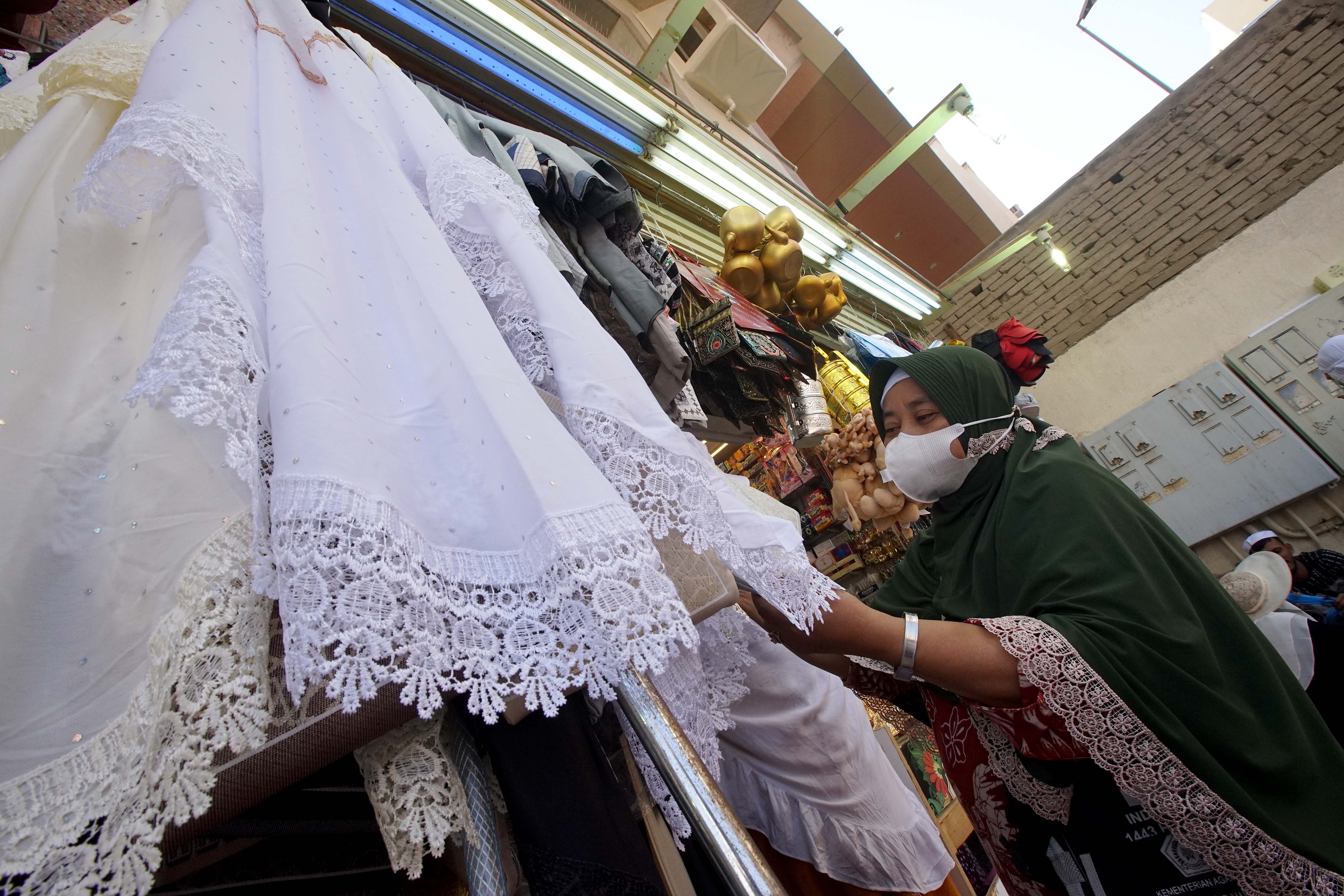 Uang Rupiah untuk Belanja Oleh-Oleh Haji di Mekkah