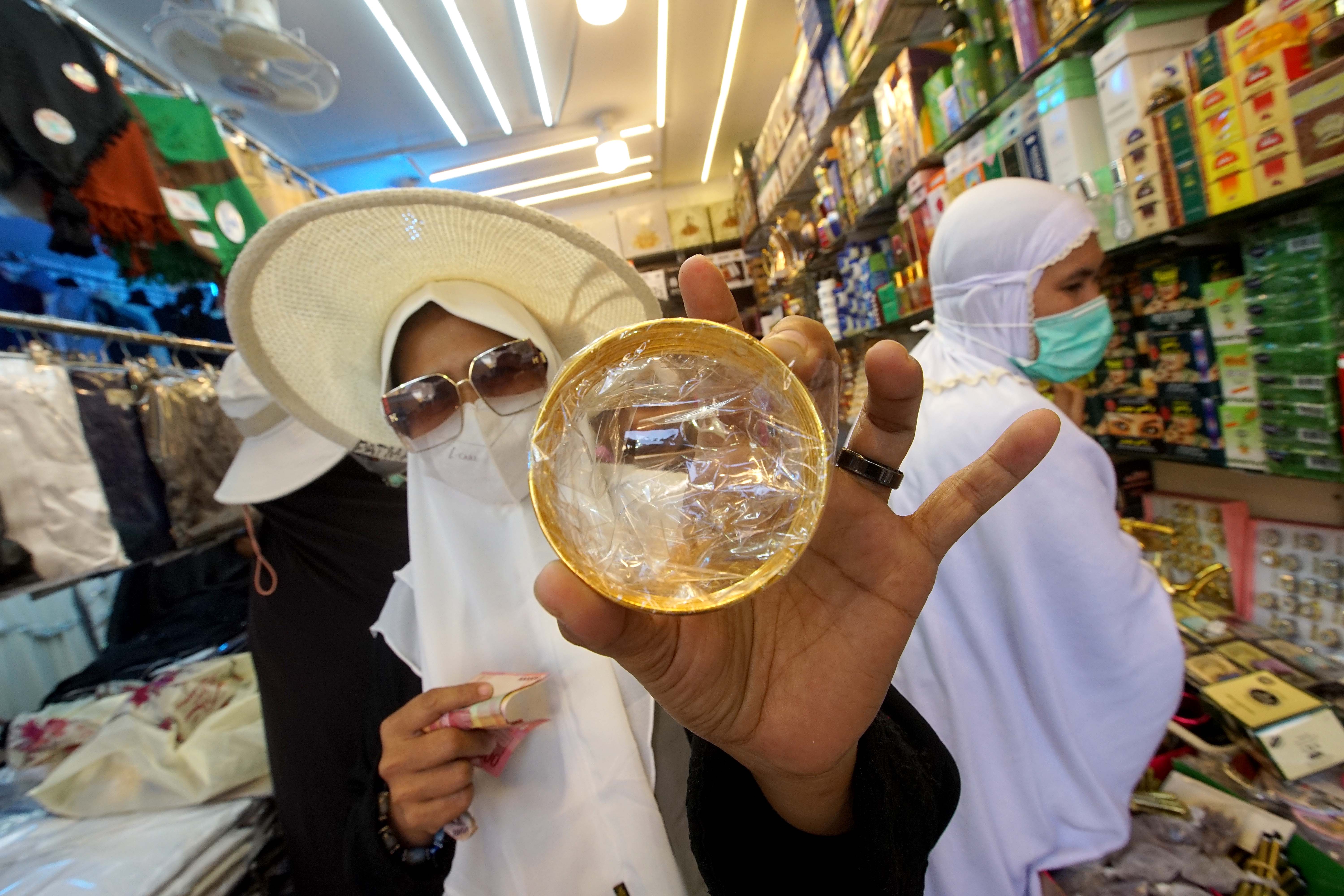 Uang Rupiah untuk Belanja Oleh-Oleh Haji di Mekkah