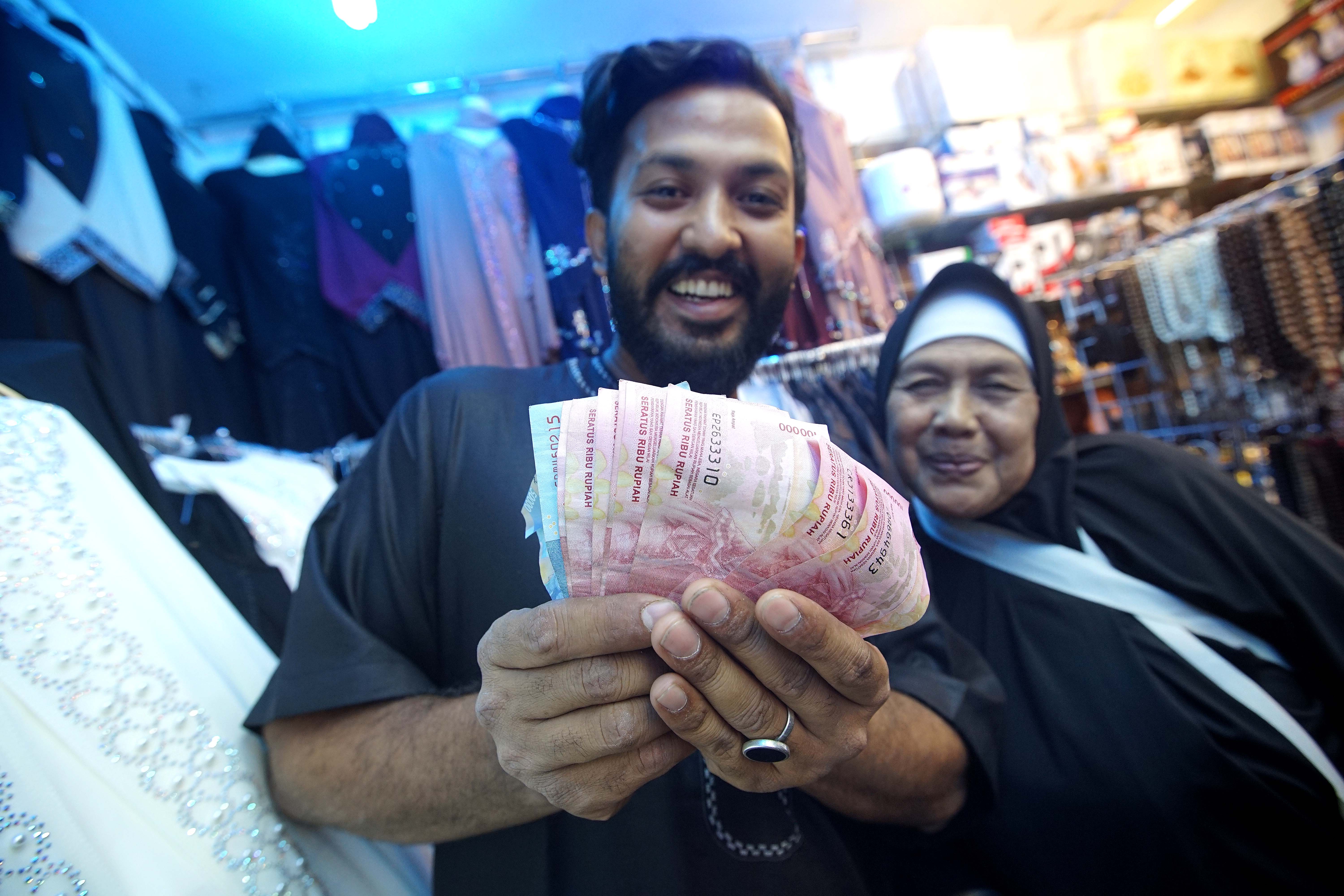 Uang Rupiah untuk Belanja Oleh-Oleh Haji di Mekkah