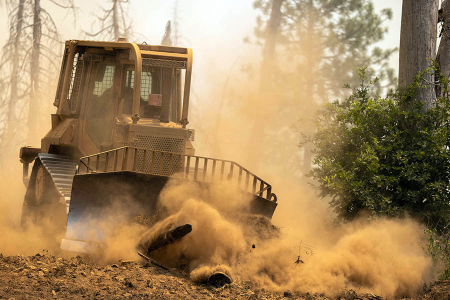 Kerahkan Buldoser Untuk Memutus Oak Fire di Hutan California