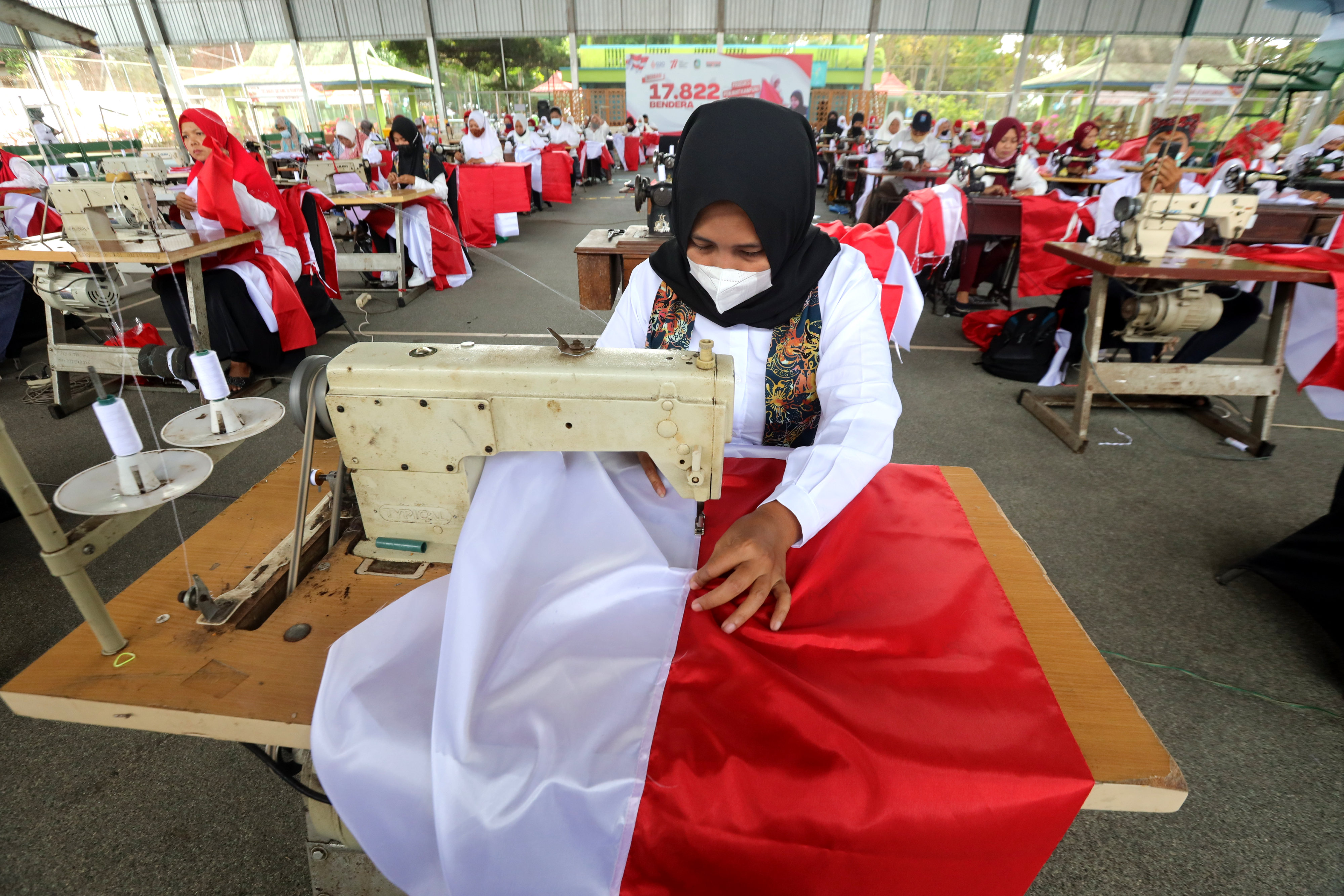 Menjahit Bendera Merah Putih Massal