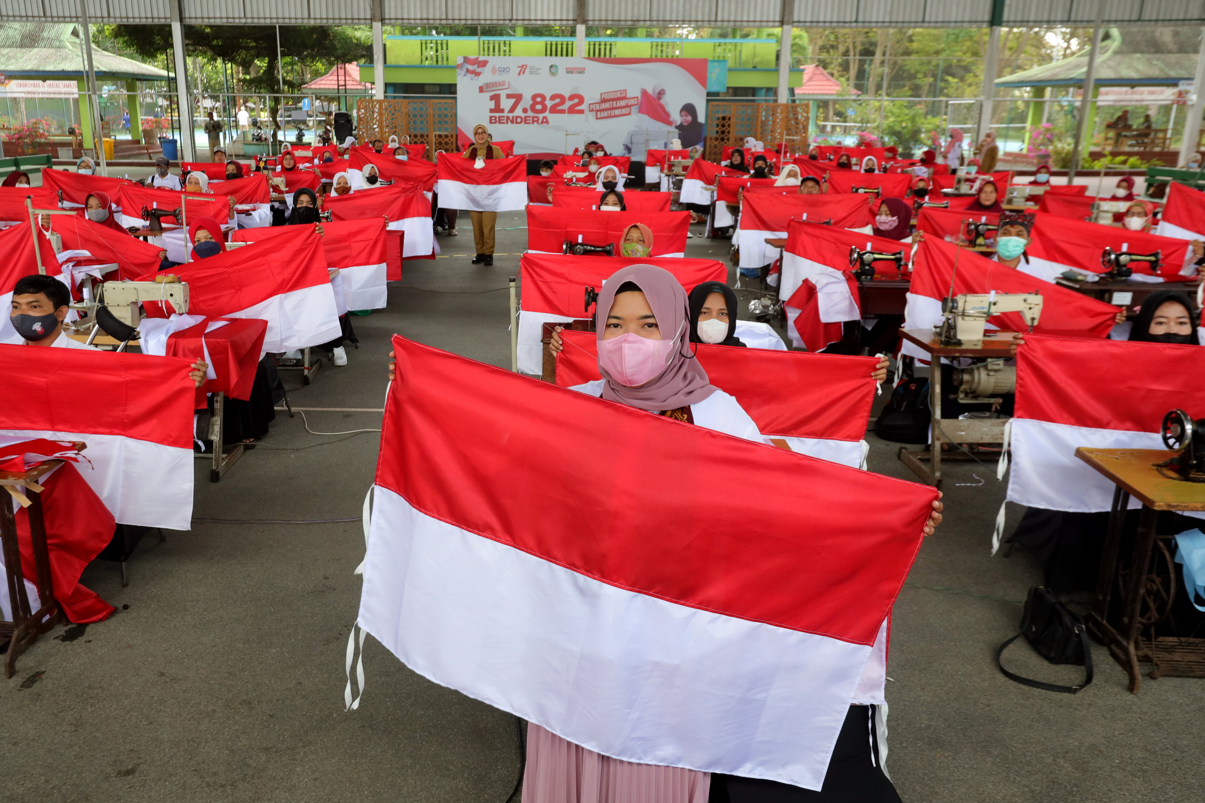 Menjahit Bendera Merah Putih Massal