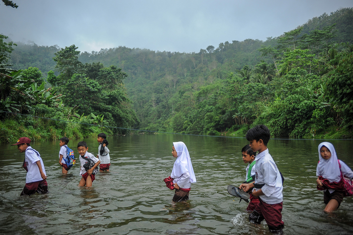 Sebrangi Sungai Untuk ke Sekolah