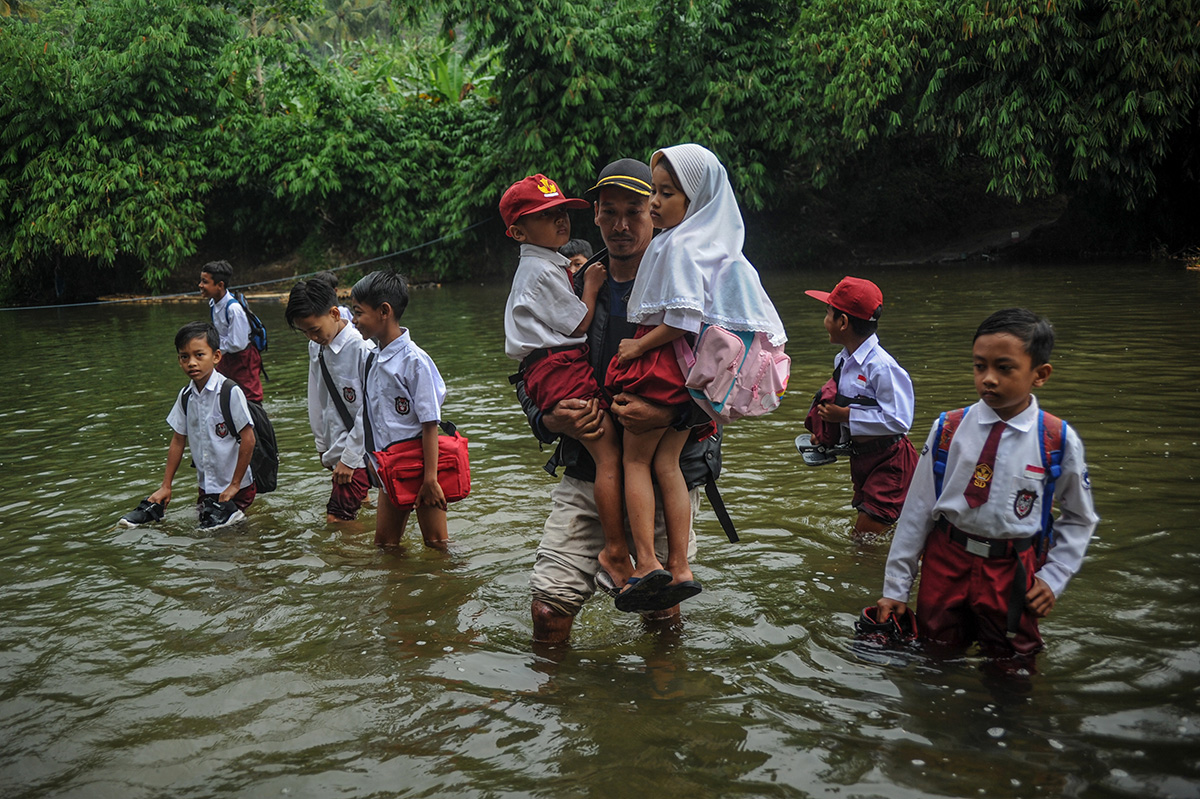 Sebrangi Sungai Untuk ke Sekolah