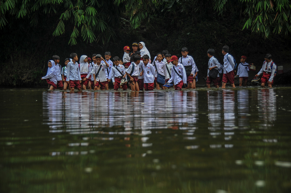 Sebrangi Sungai Untuk ke Sekolah