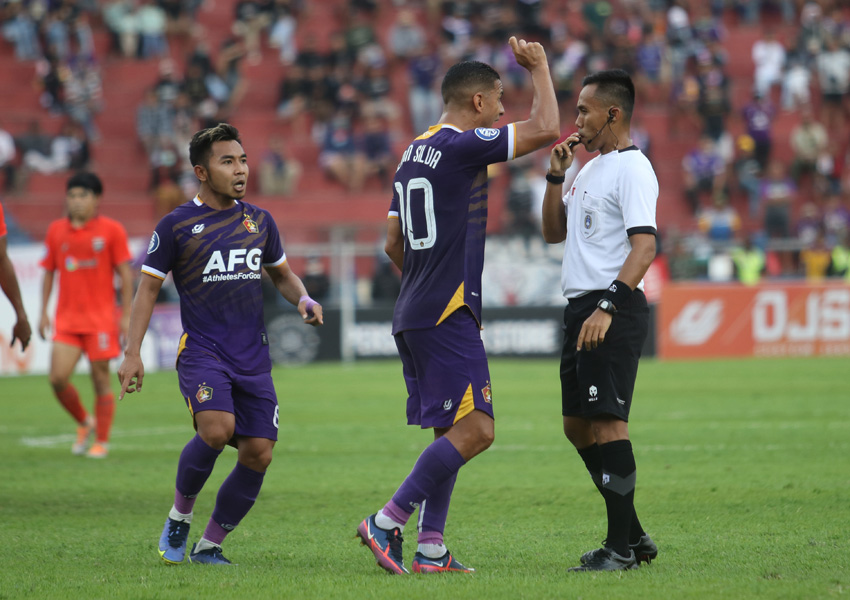 Persik Kediri Melawan Borneo FC Samarinda