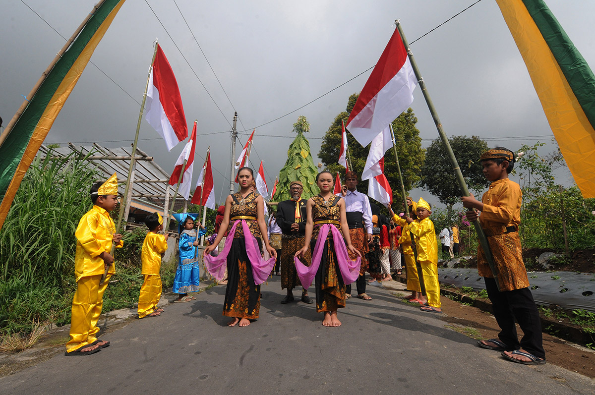 Kirab Gunungan Tembakau dan Bendera Merah Putih