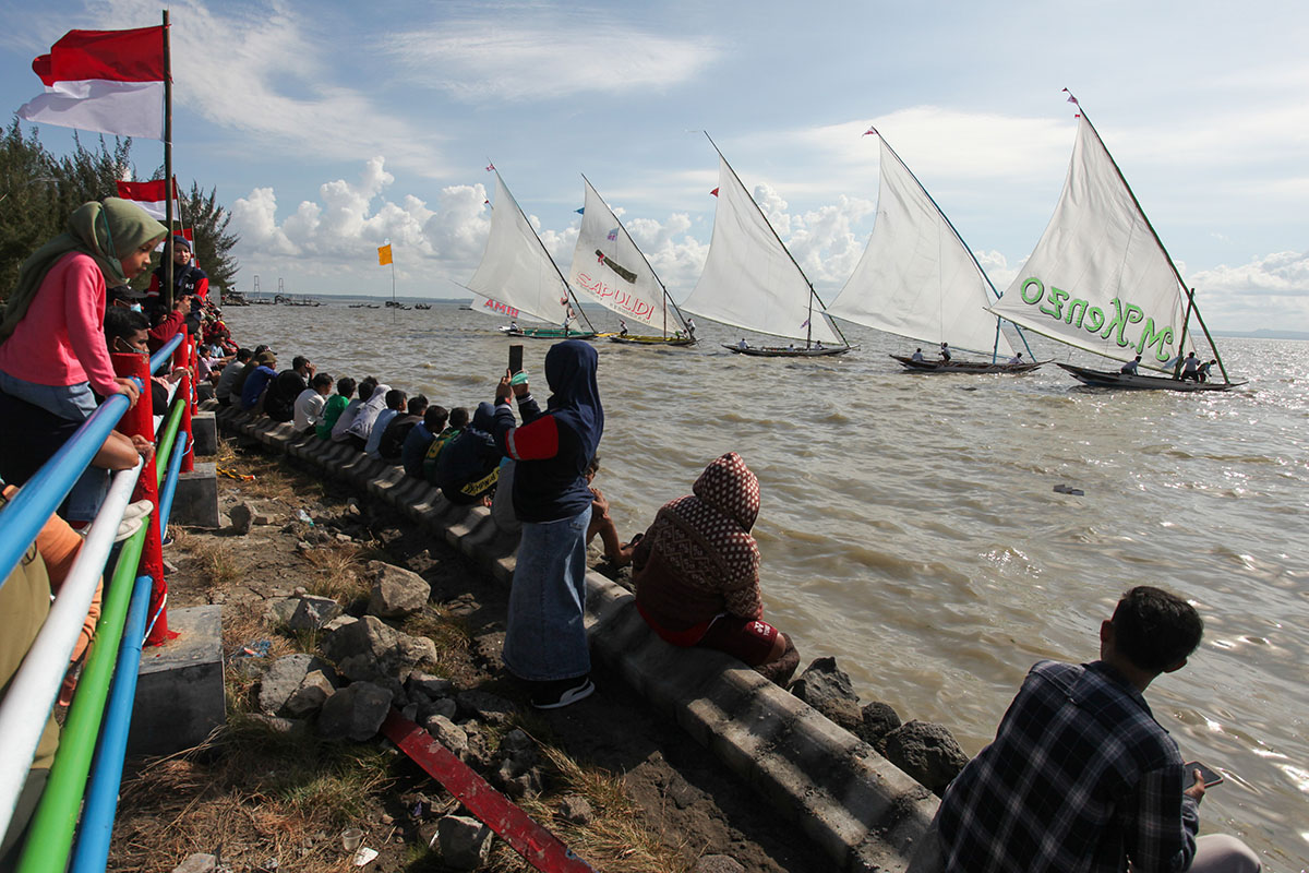 Lomba Perahu Layar 