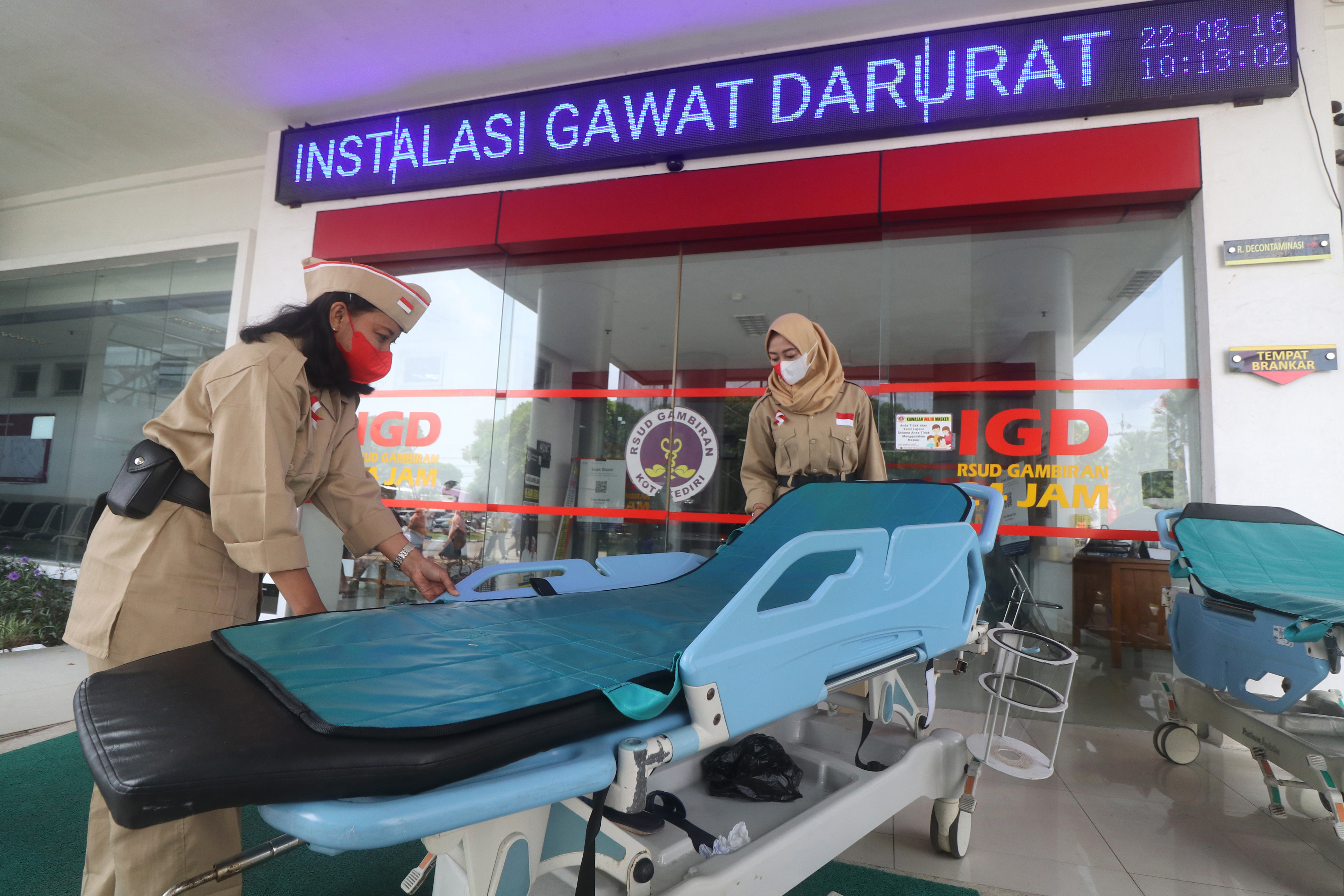 Petugas Rumah Sakit Kenakan Kostum Pejuang