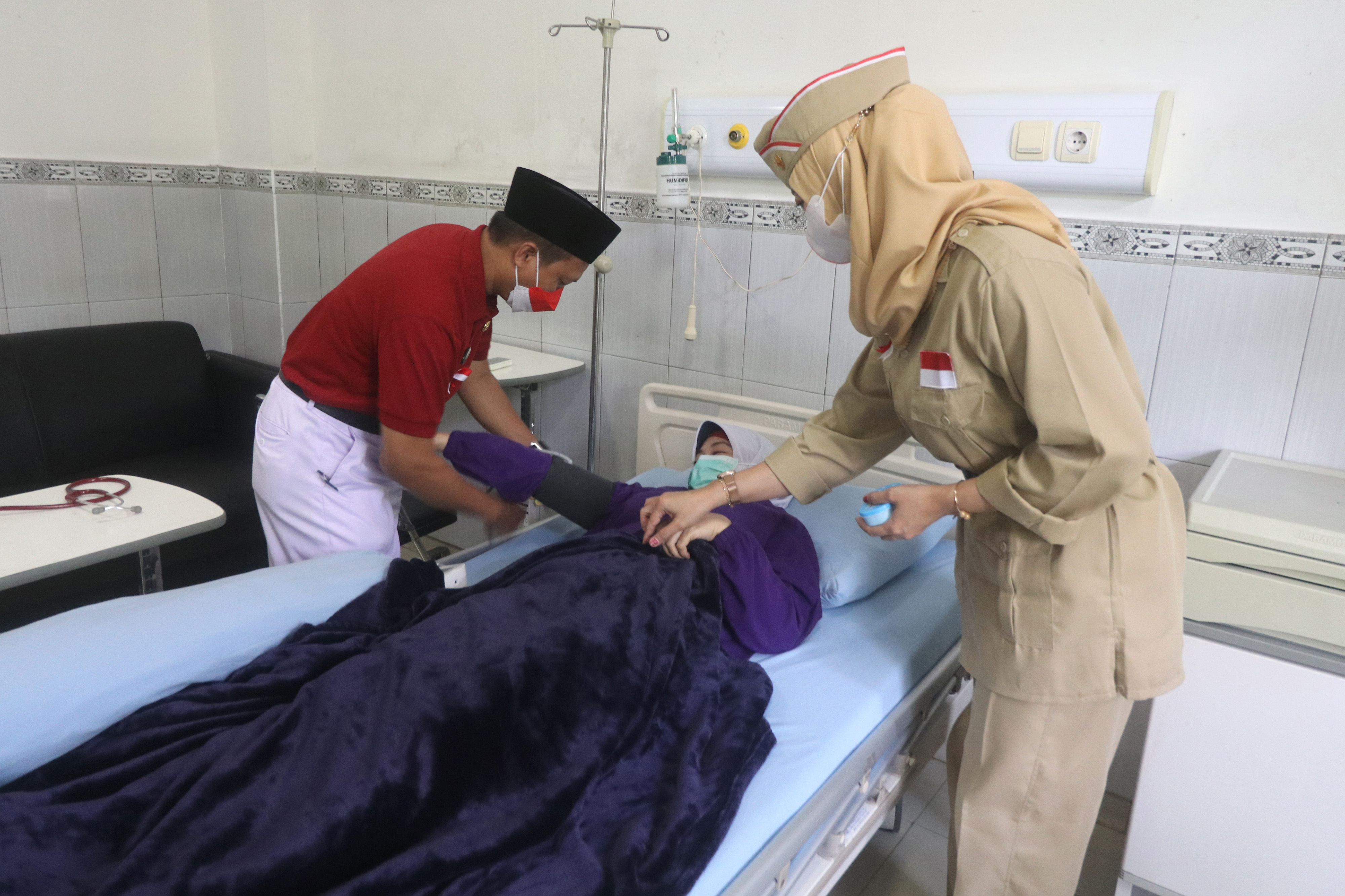 Petugas Rumah Sakit Kenakan Kostum Pejuang