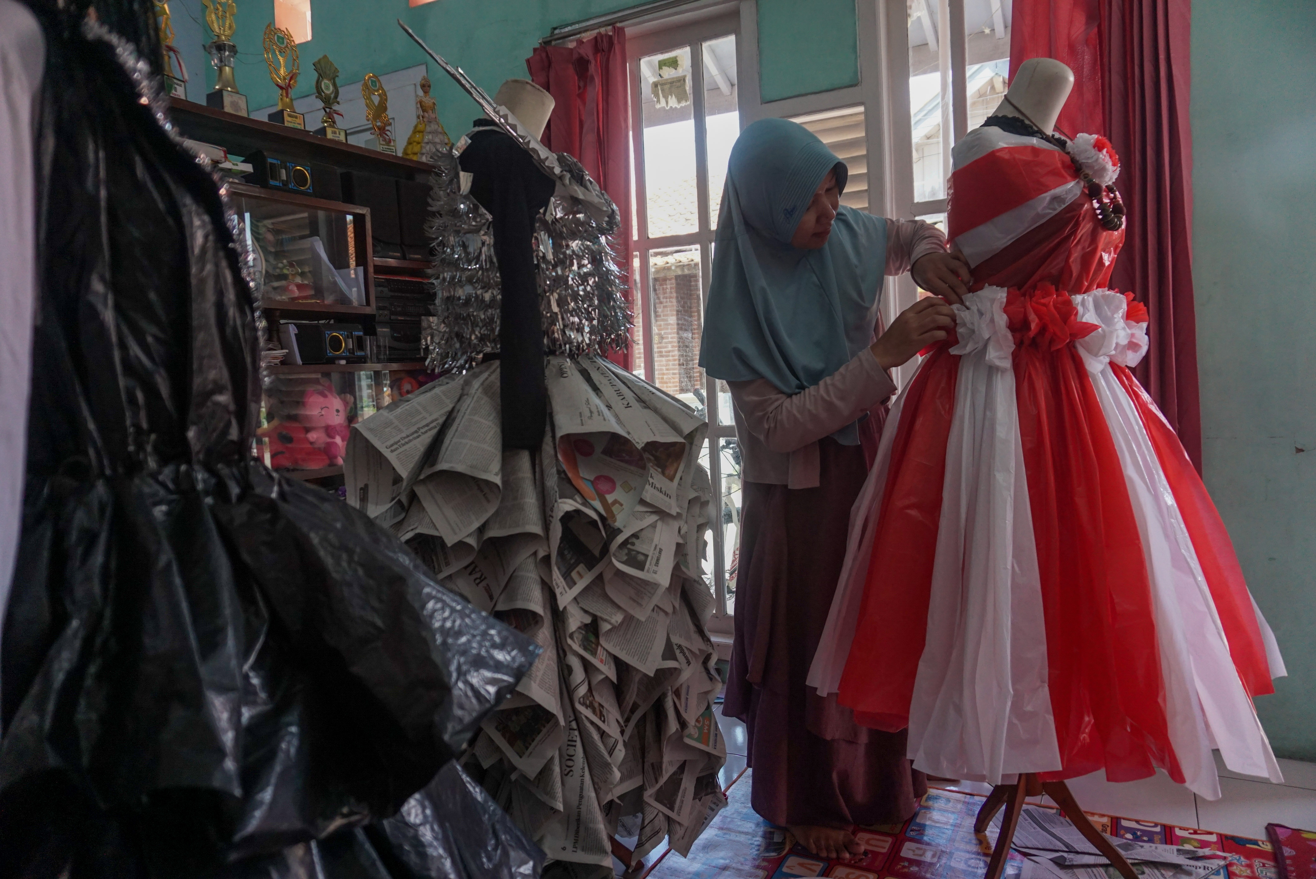 Kostum Karnaval Bahan Limbah Plastik