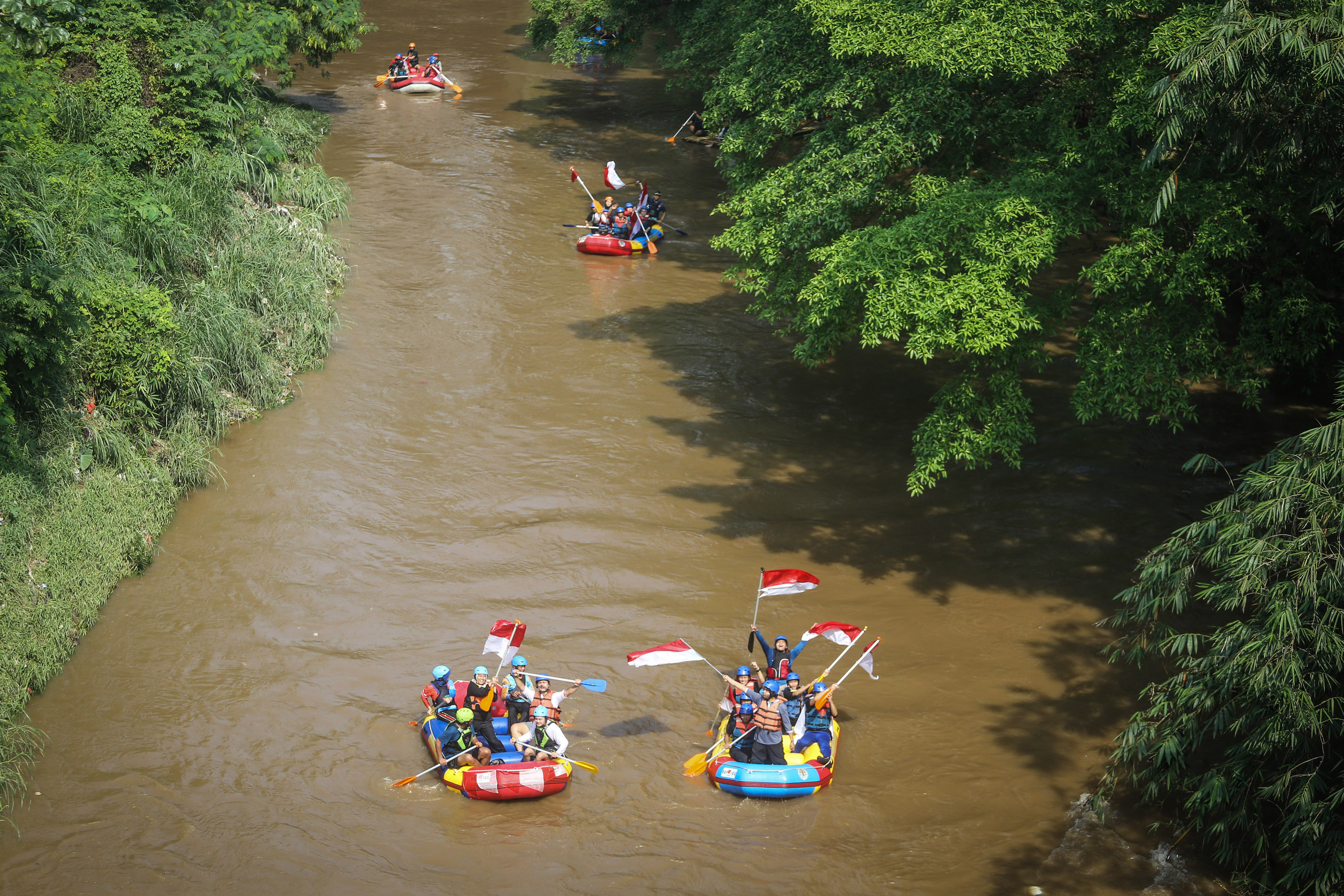 Pengibaran Bendera di Sungai Ciliwung Depok