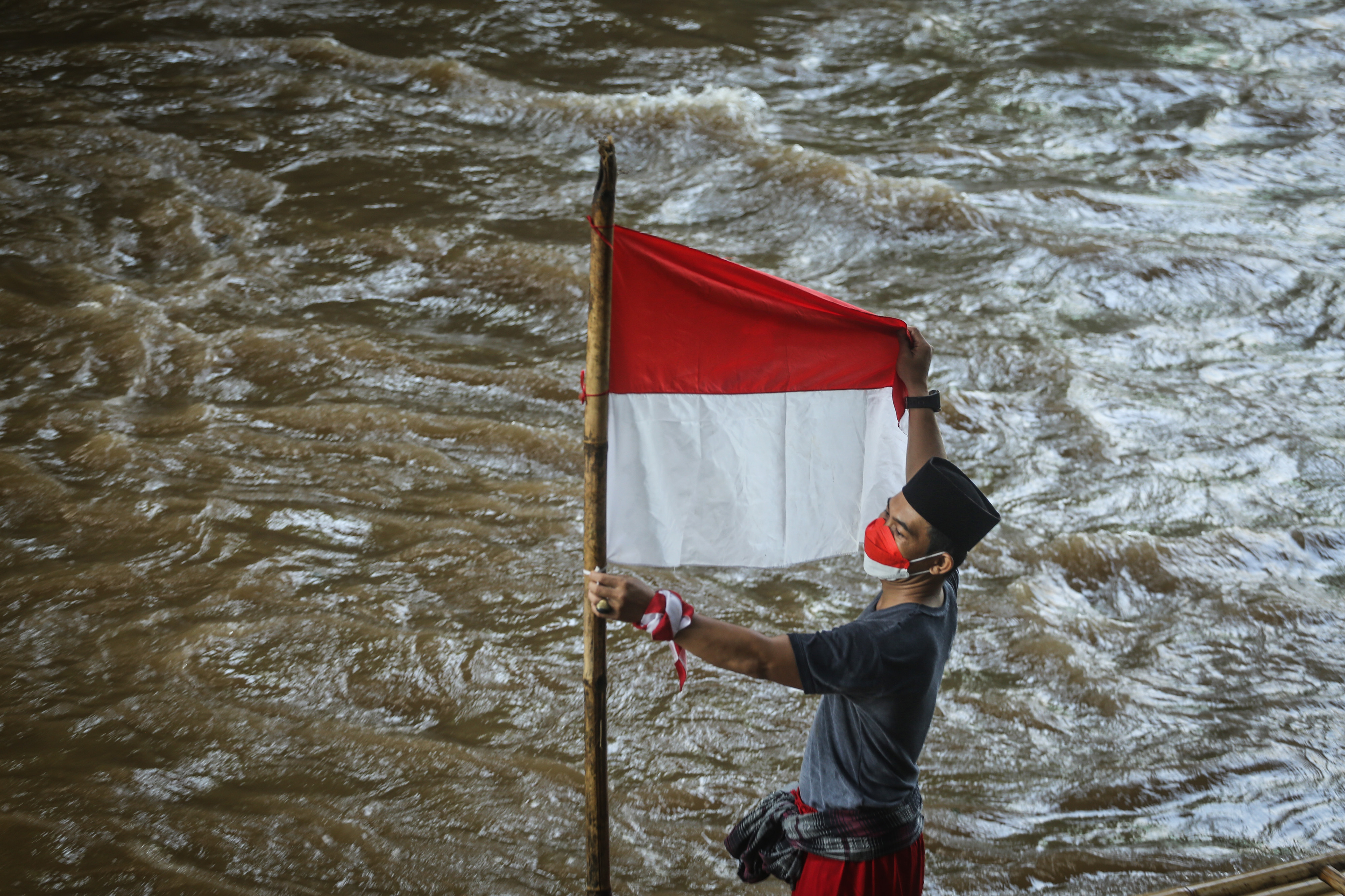 Pengibaran Bendera di Sungai Ciliwung Depok