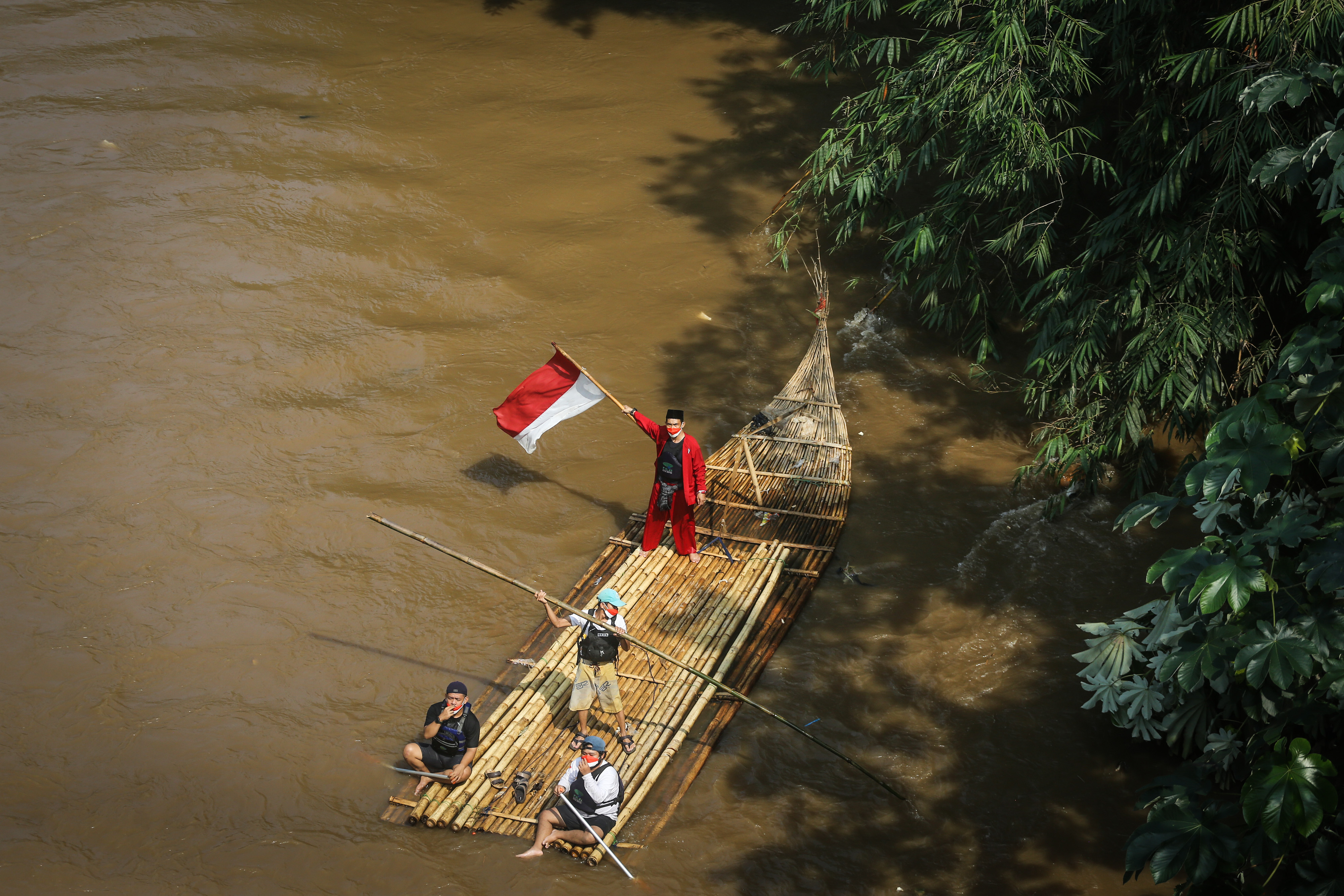 Pengibaran Bendera di Sungai Ciliwung Depok