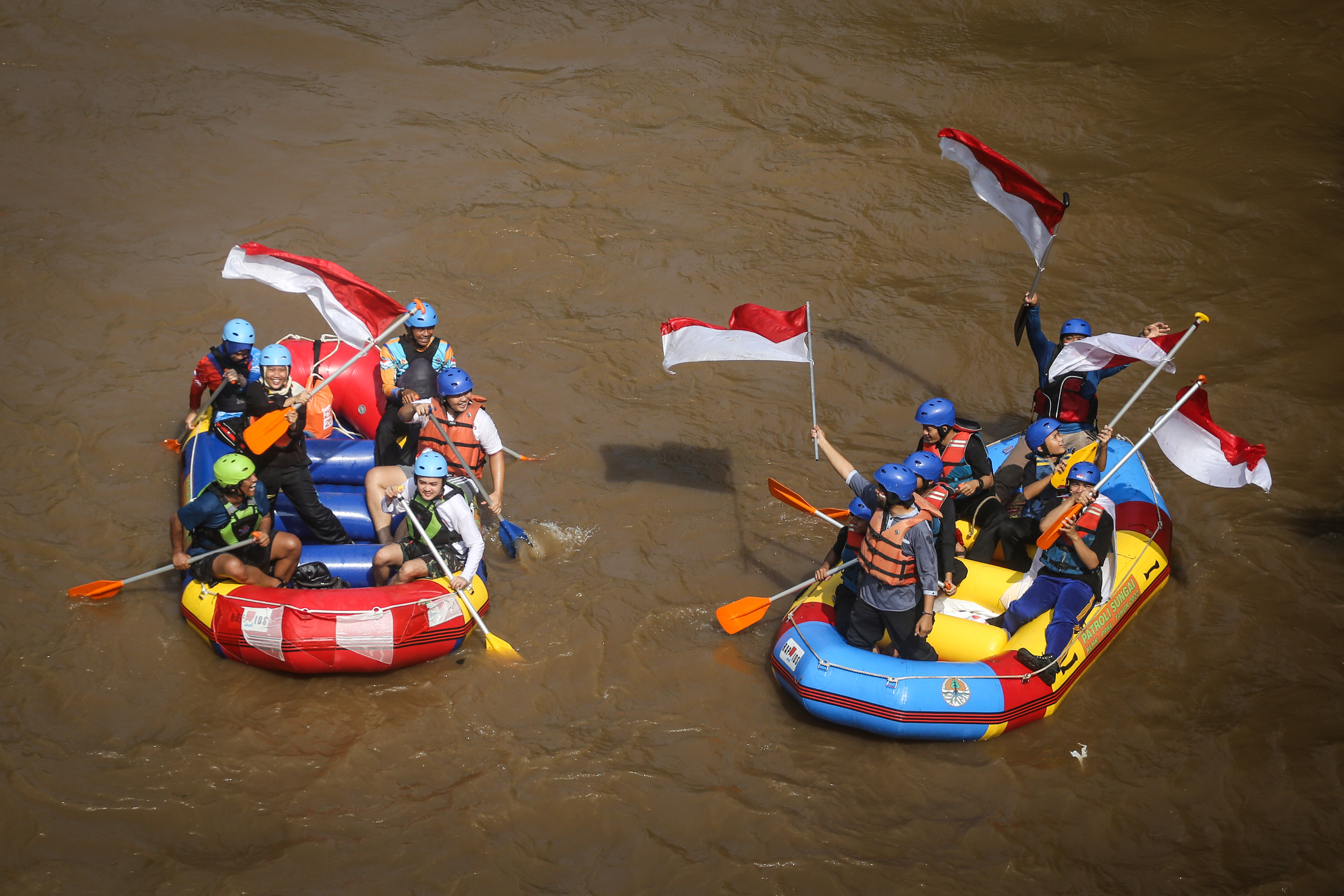 Pengibaran Bendera di Sungai Ciliwung Depok
