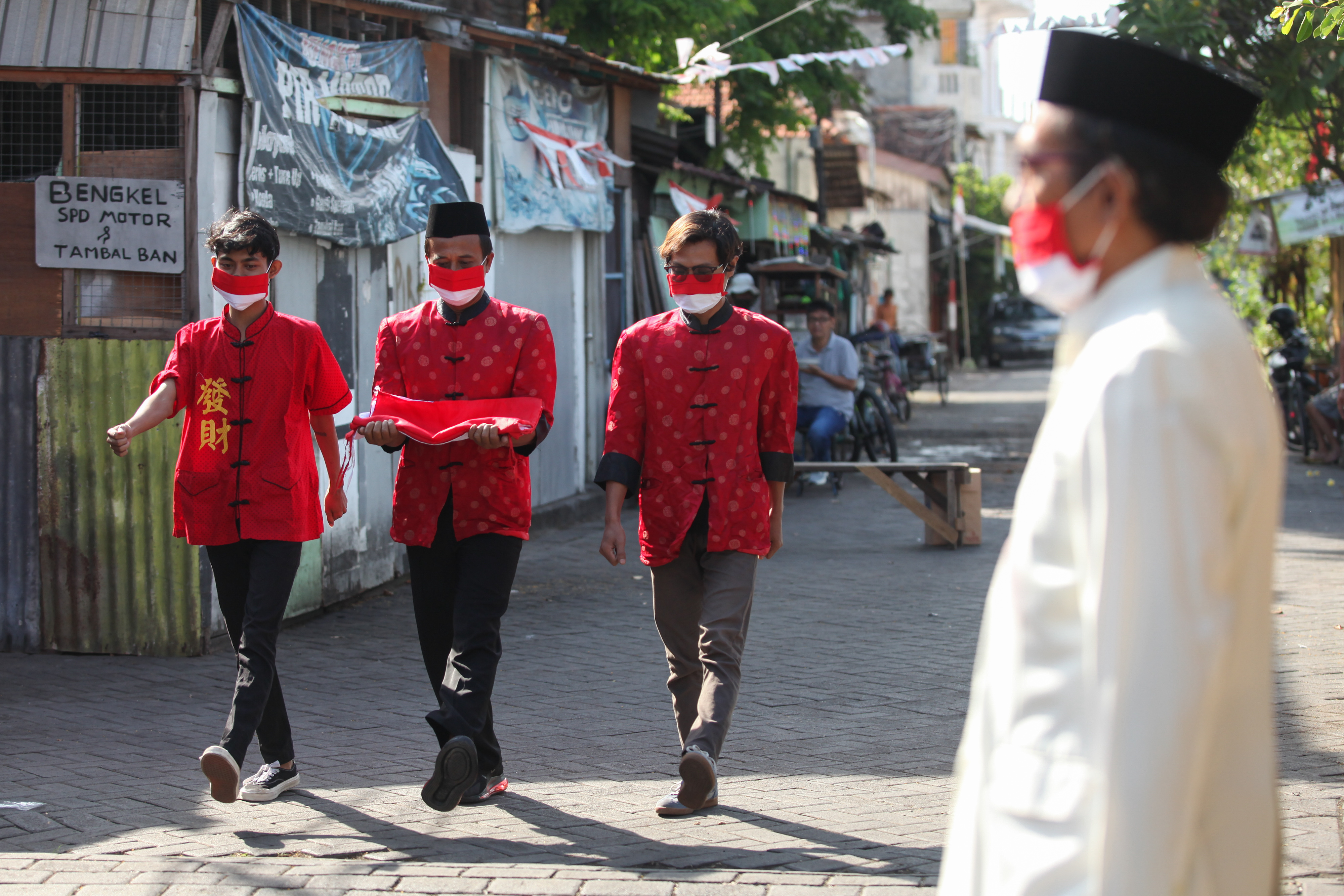 Upacara Bendera di Kampung Pecinan Tambak Bayan