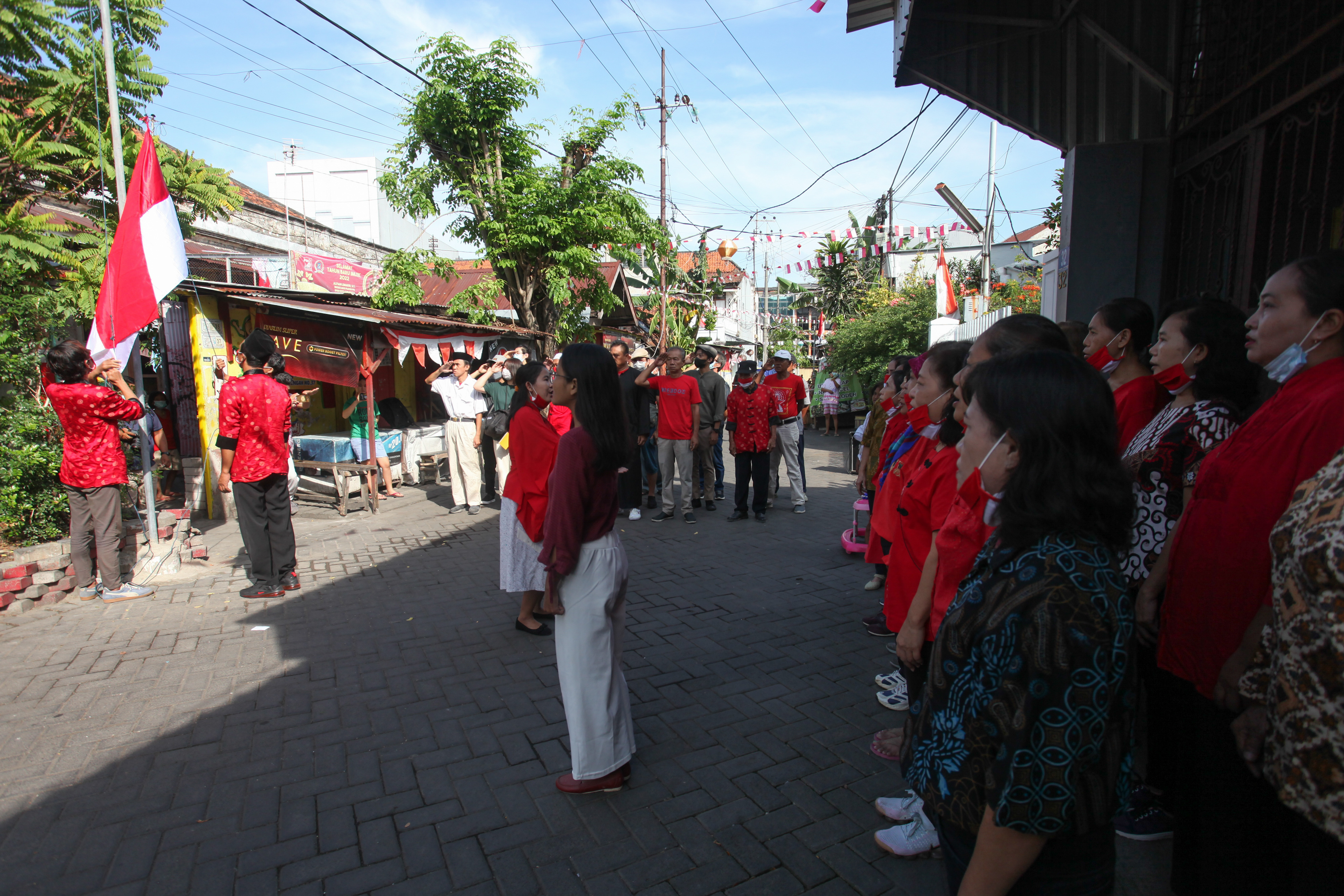 Upacara Bendera di Kampung Pecinan Tambak Bayan