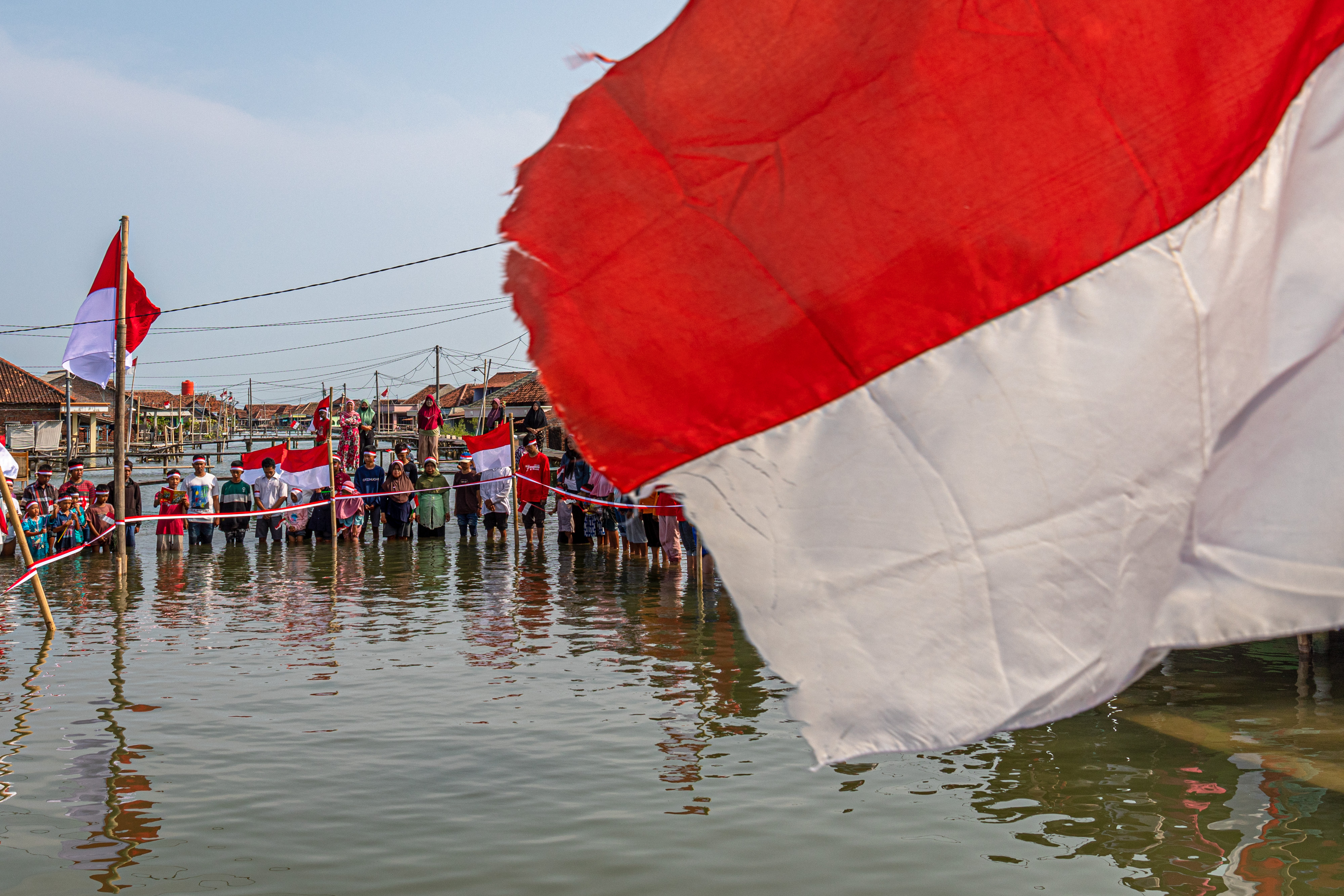 Upacara Bendera di Tengah Banjir Rob