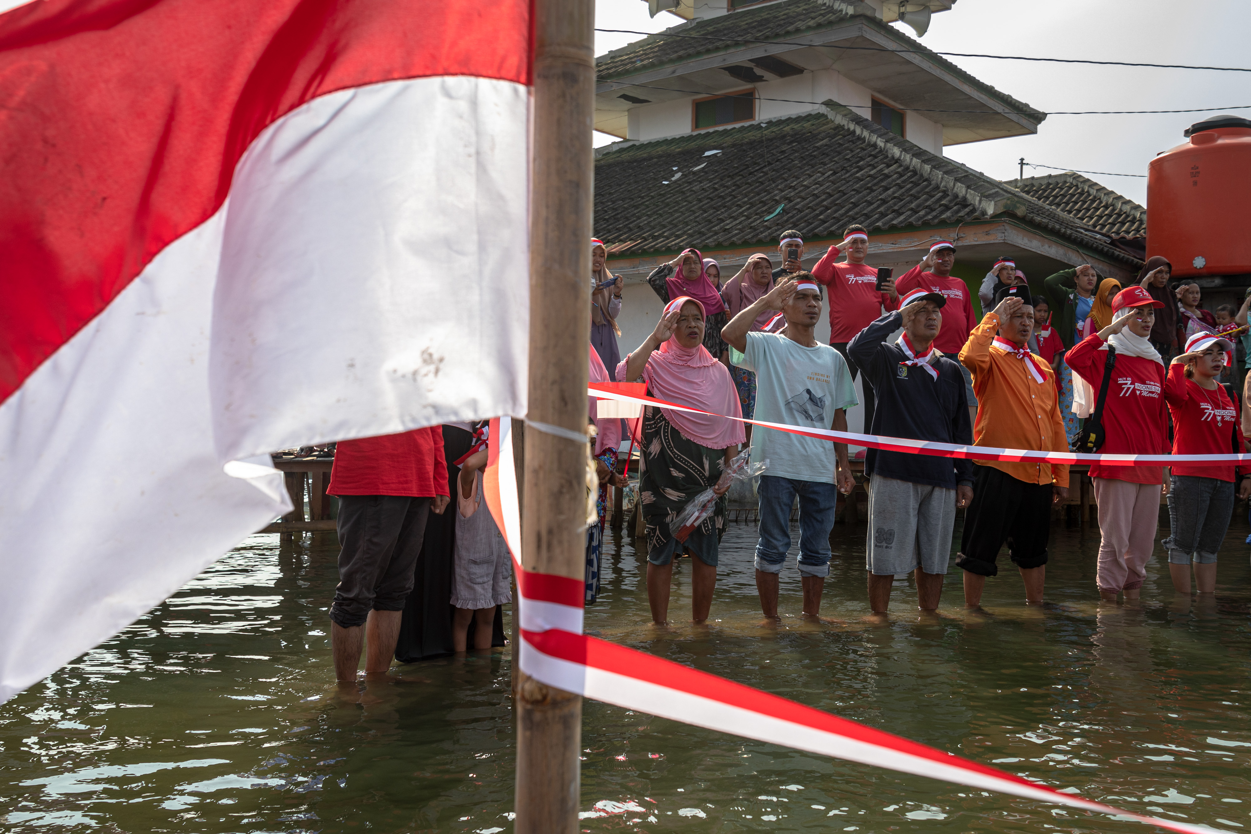 Upacara Bendera di Tengah Banjir Rob