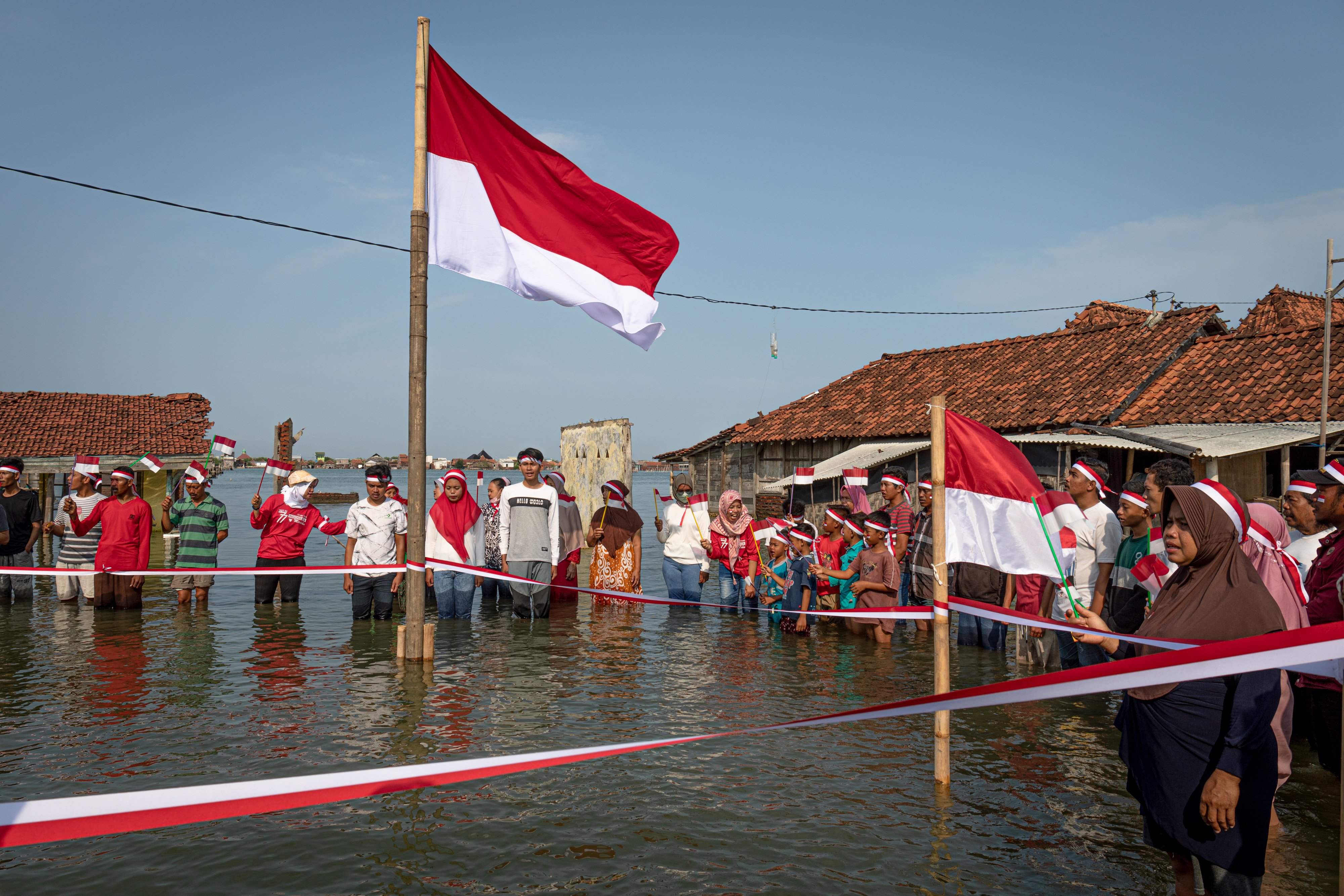 Upacara Bendera di Tengah Banjir Rob