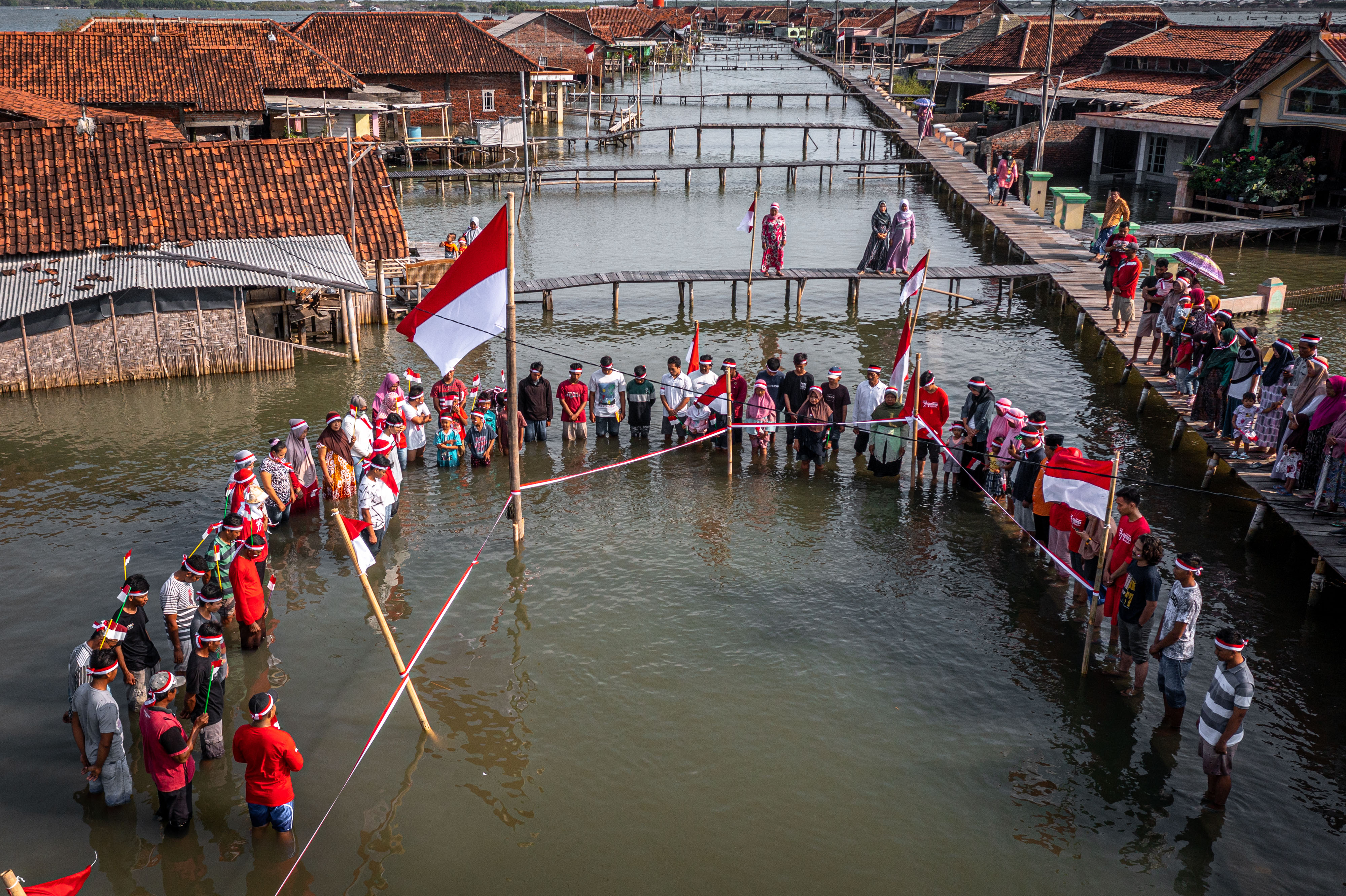 Upacara Bendera di Tengah Banjir Rob