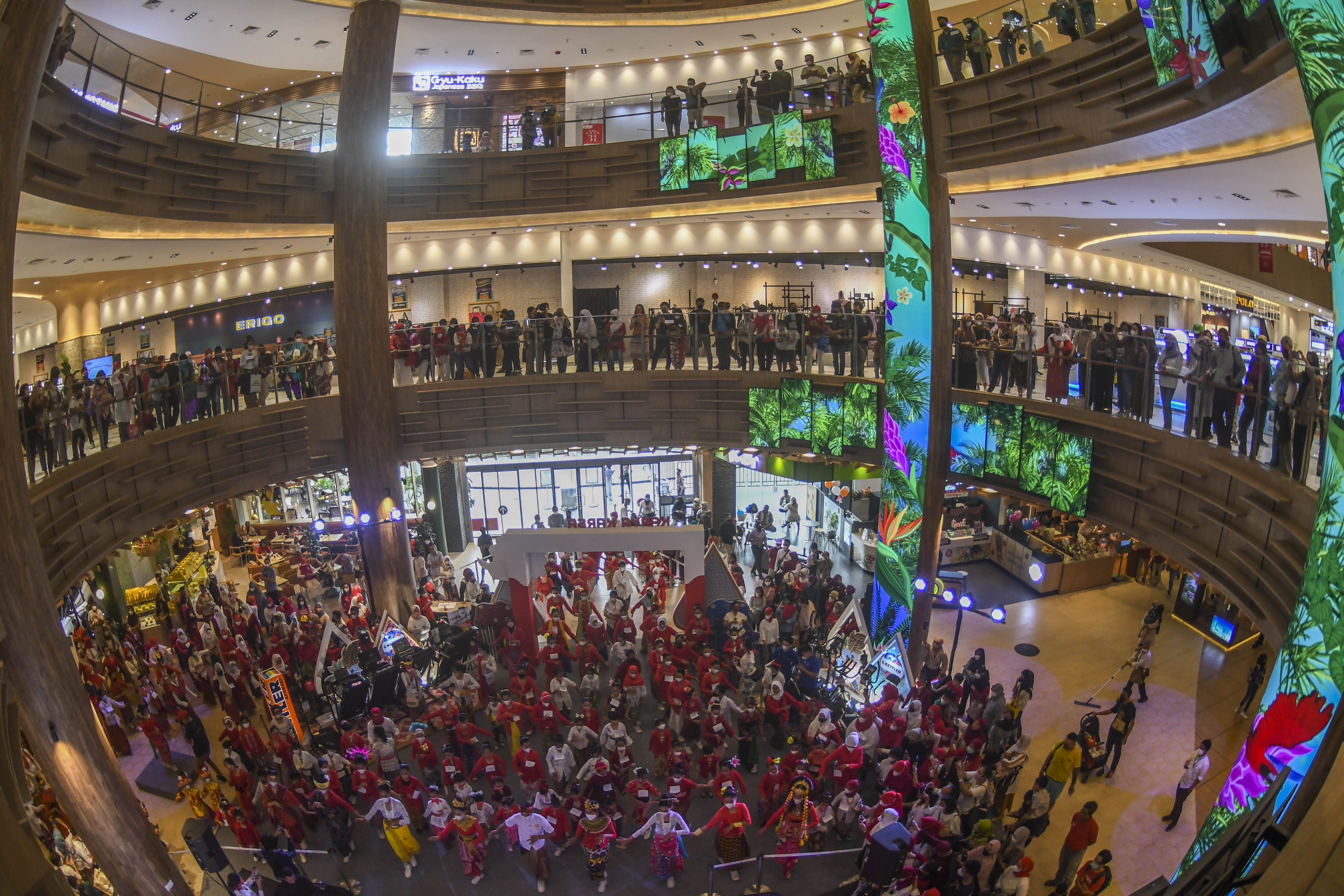 Flash Mob Tarian Daerah Memperingati HUT ke-77 Kemerdekaan RI