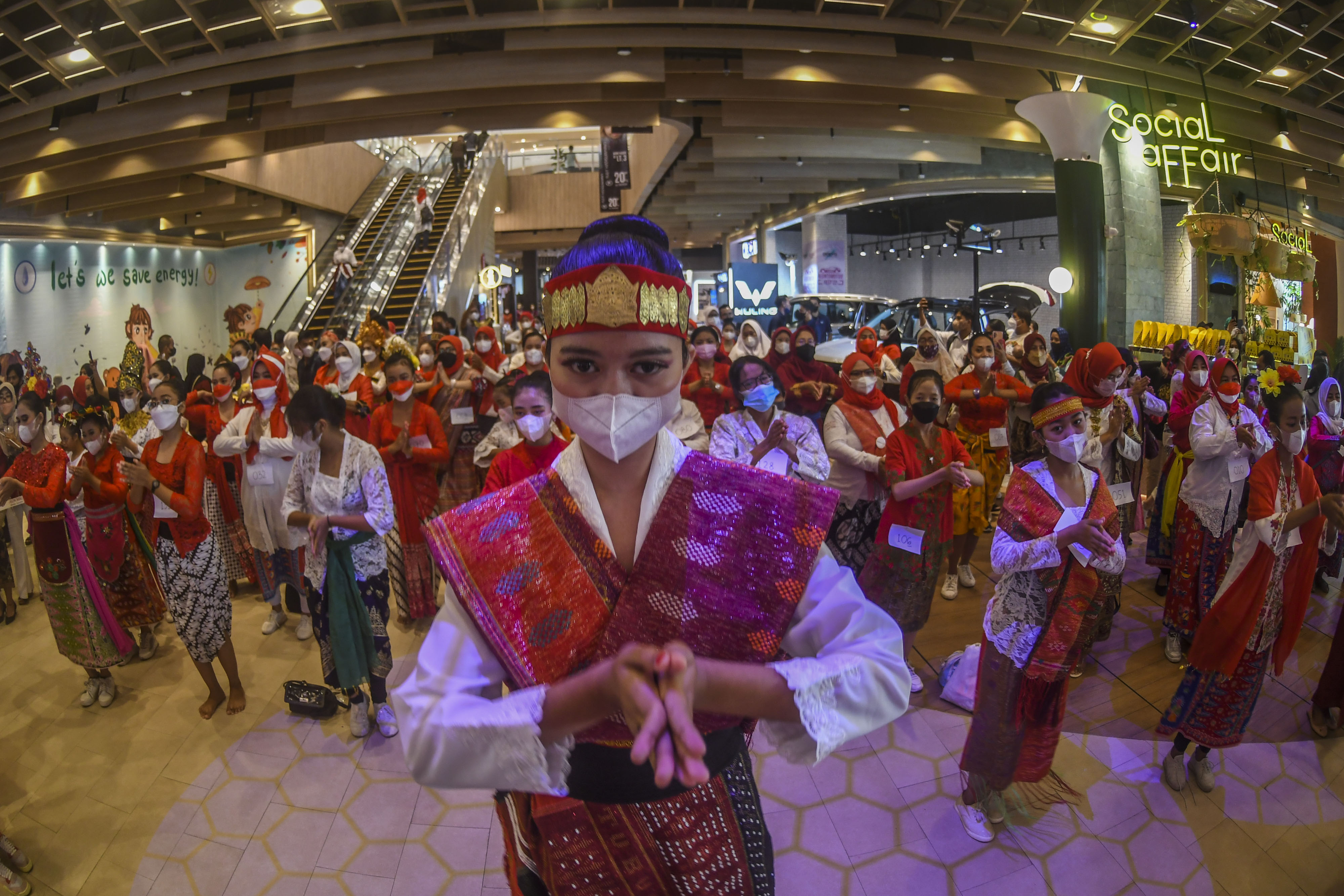 Flash Mob Tarian Daerah Memperingati HUT ke-77 Kemerdekaan RI