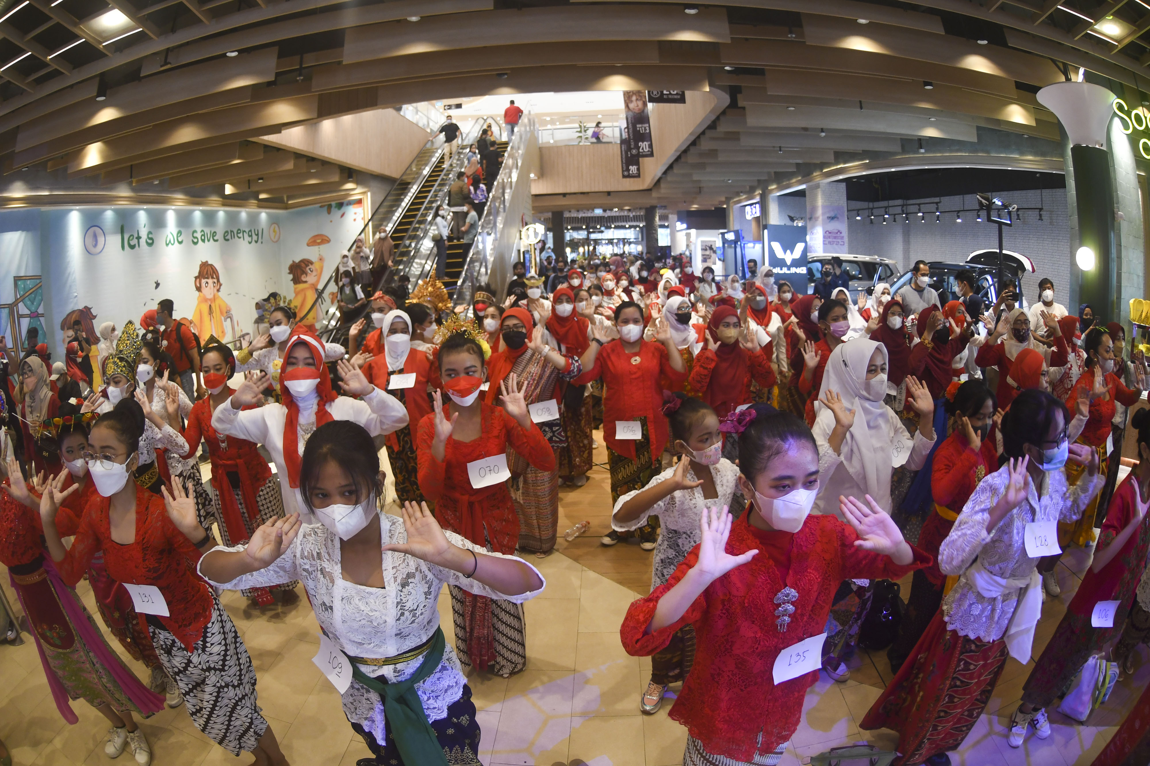Flash Mob Tarian Daerah Memperingati HUT ke-77 Kemerdekaan RI