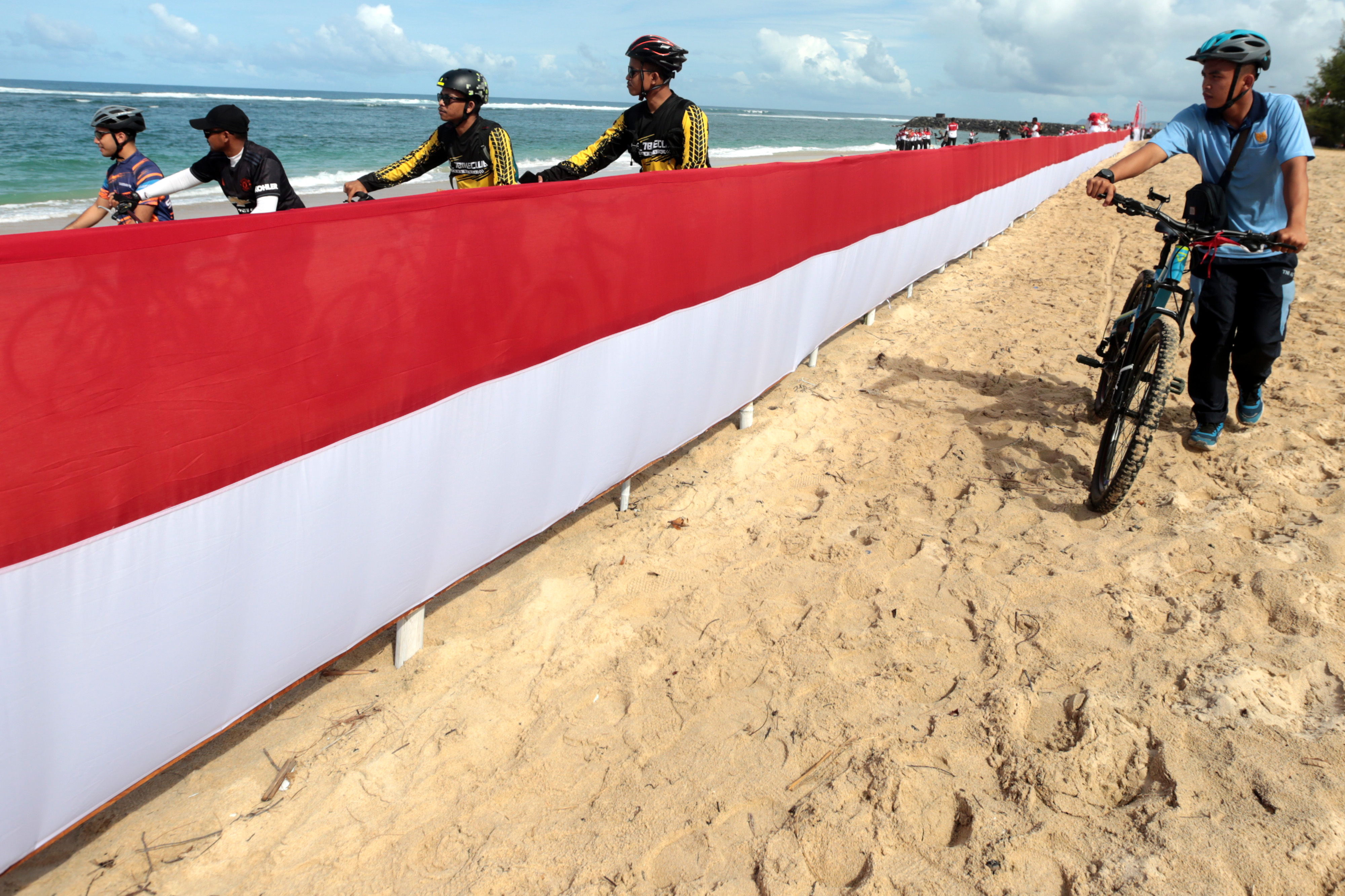 Pengibaran Bendera 100 Meter di Pantai Wisata Aceh