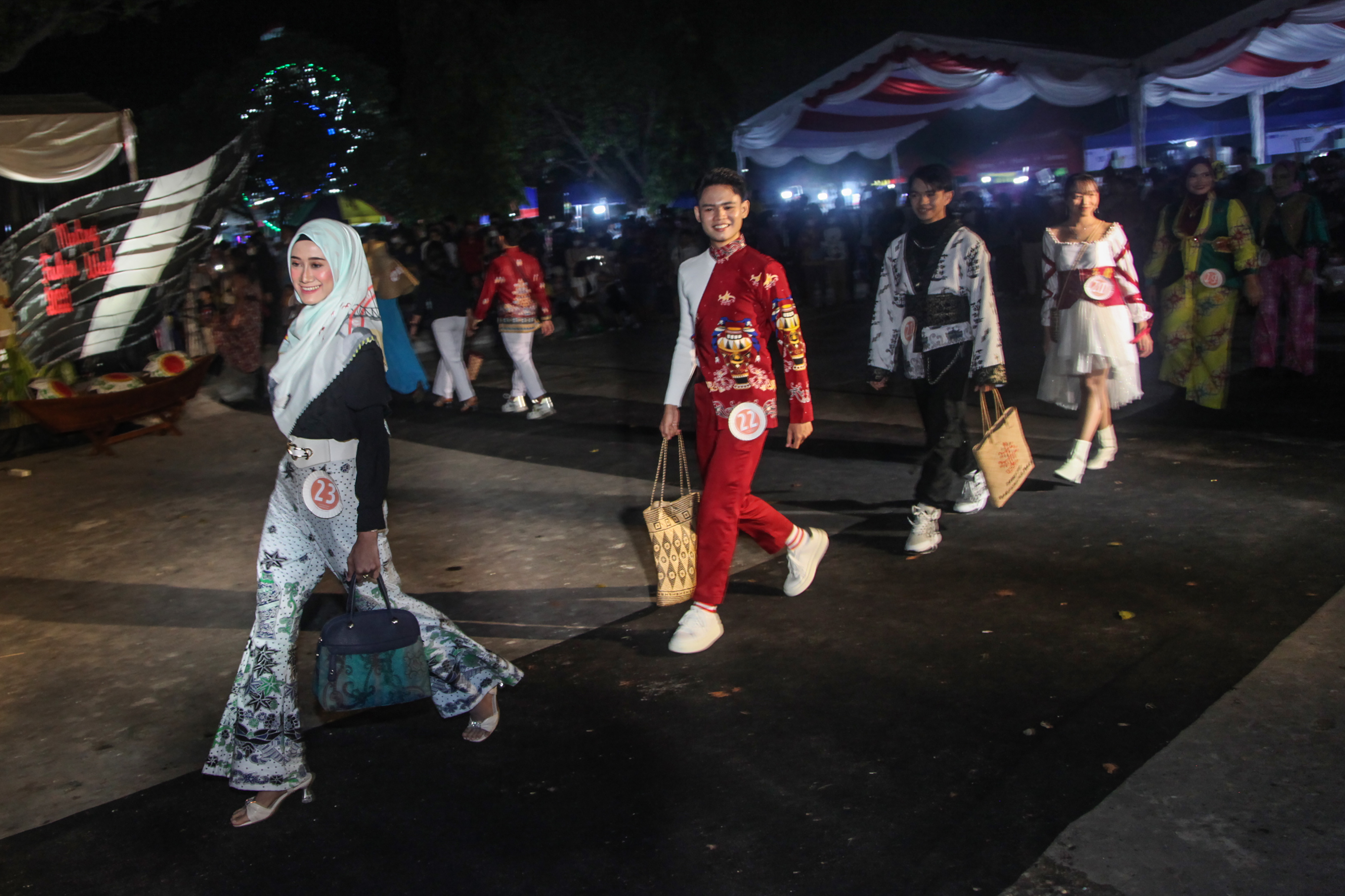 Lomba Peragaan Busana di Ruang Publik