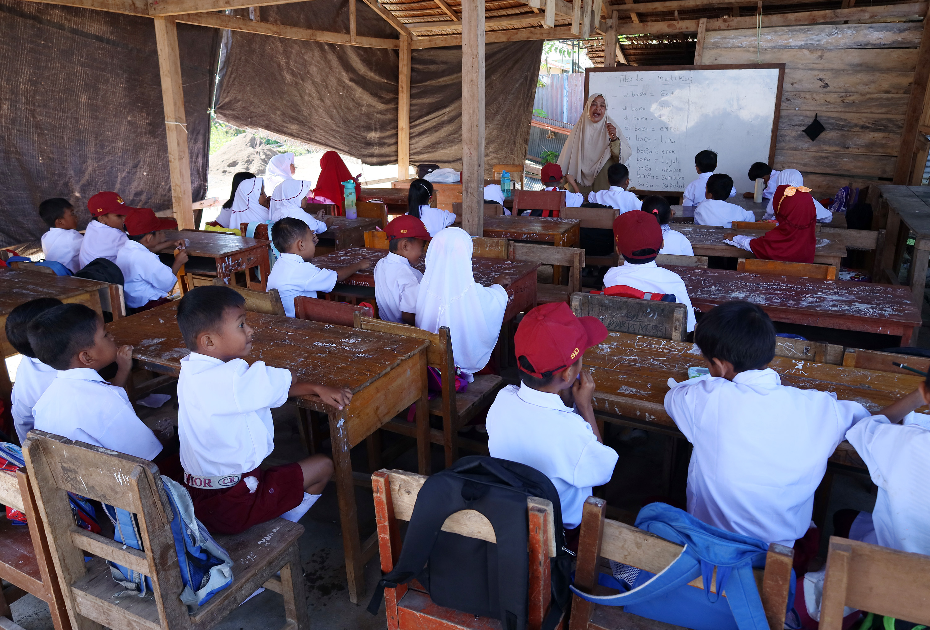 Siswa Mamuju Belajar di Tenda Darurat