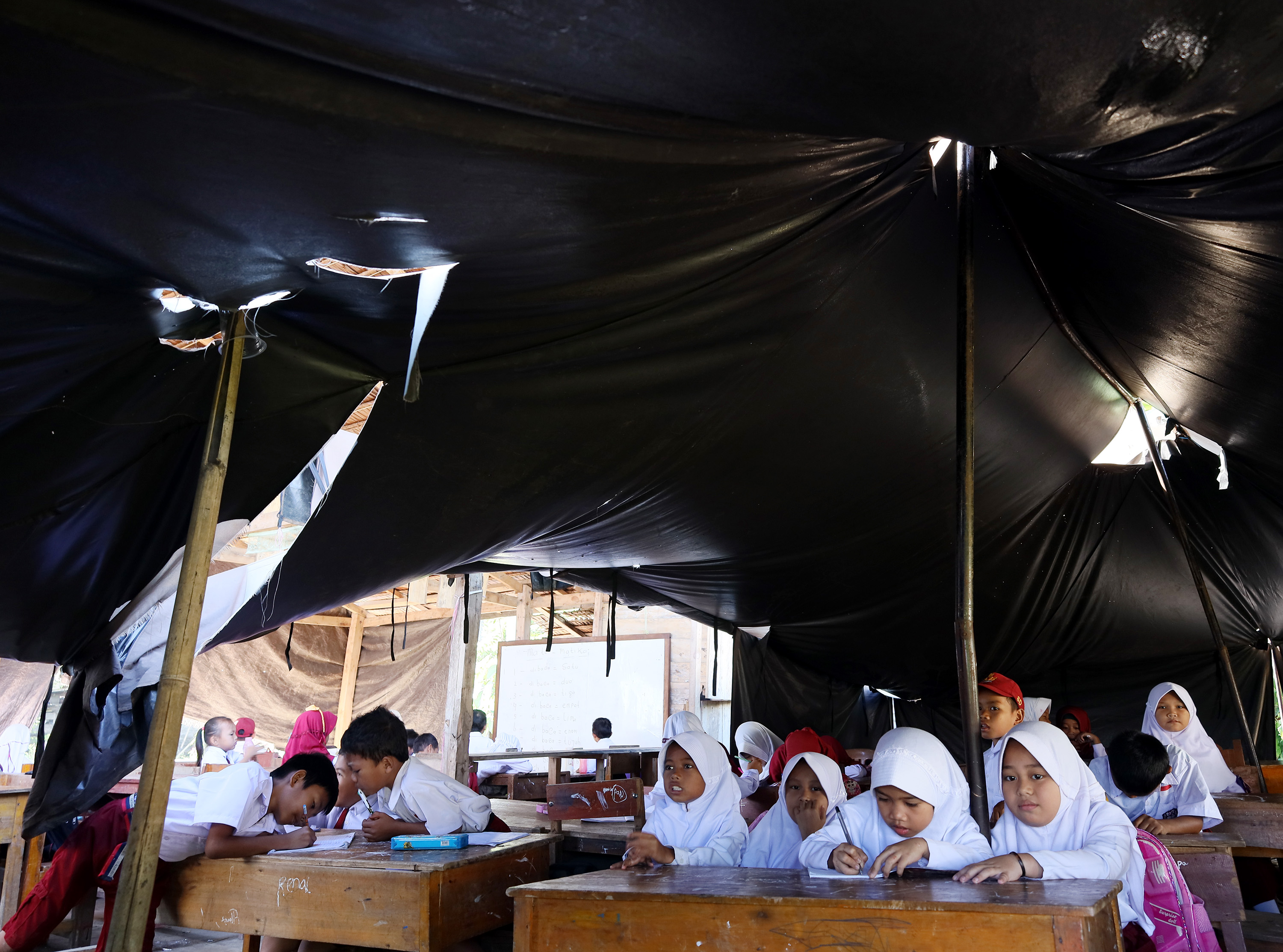 Siswa Mamuju Belajar di Tenda Darurat