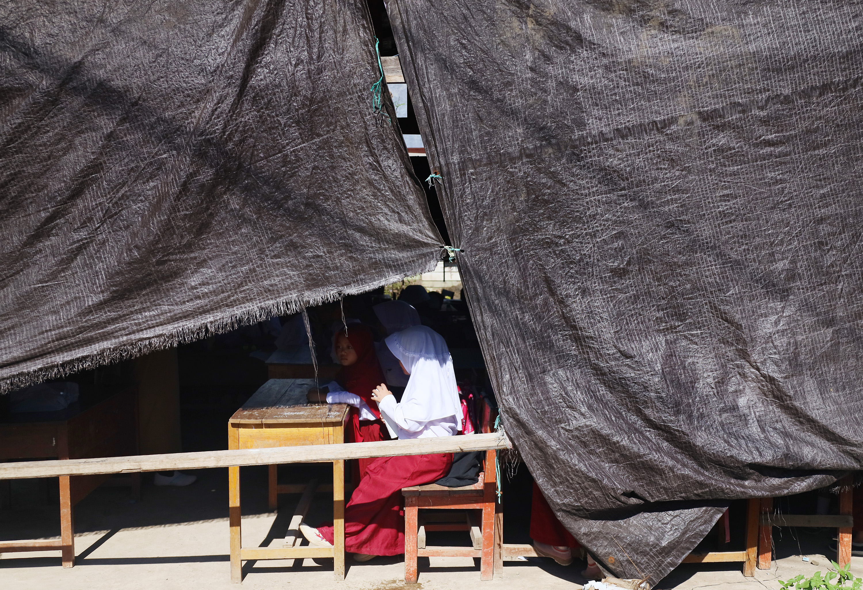 Siswa Mamuju Belajar di Tenda Darurat