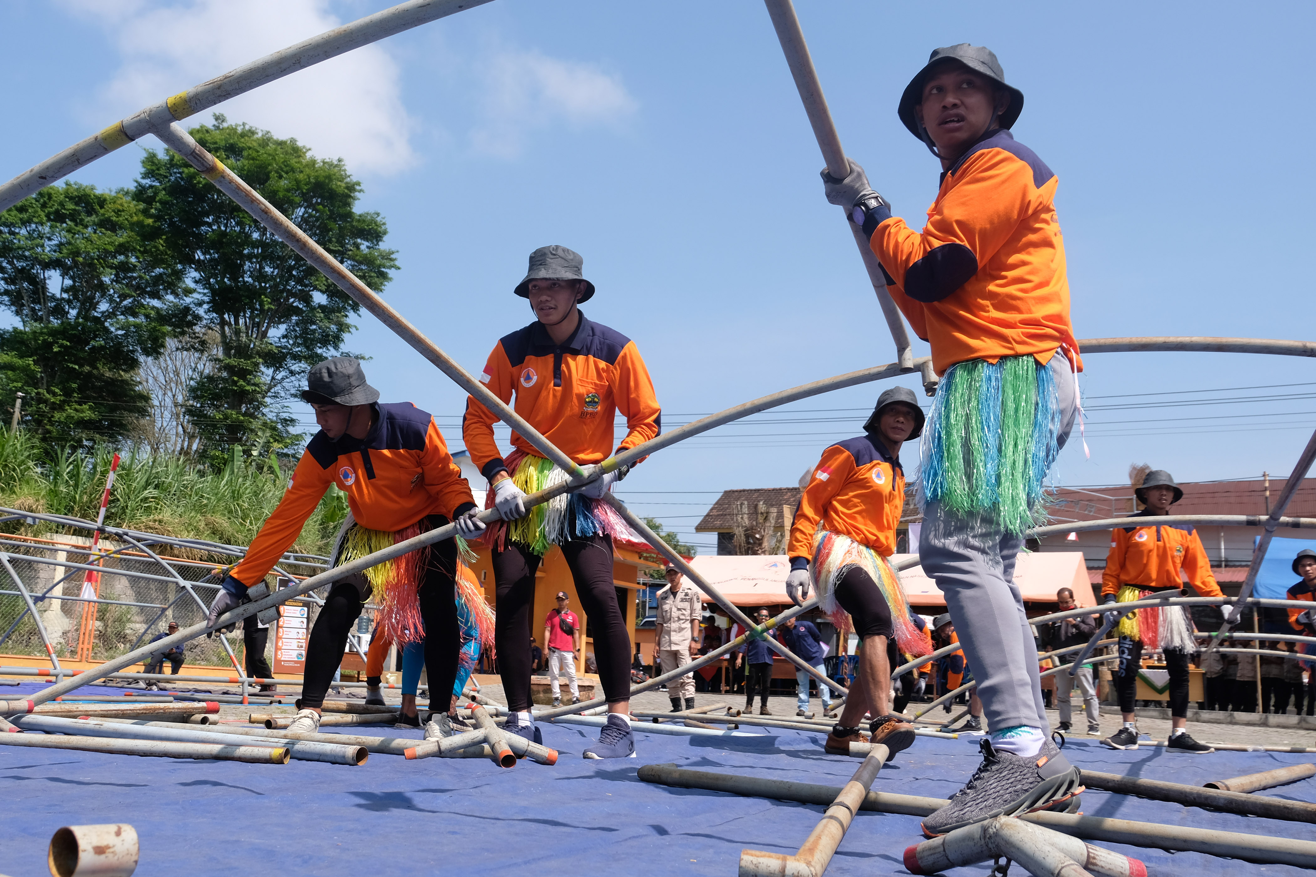 Lomba Pasang Tenda Pengungsi