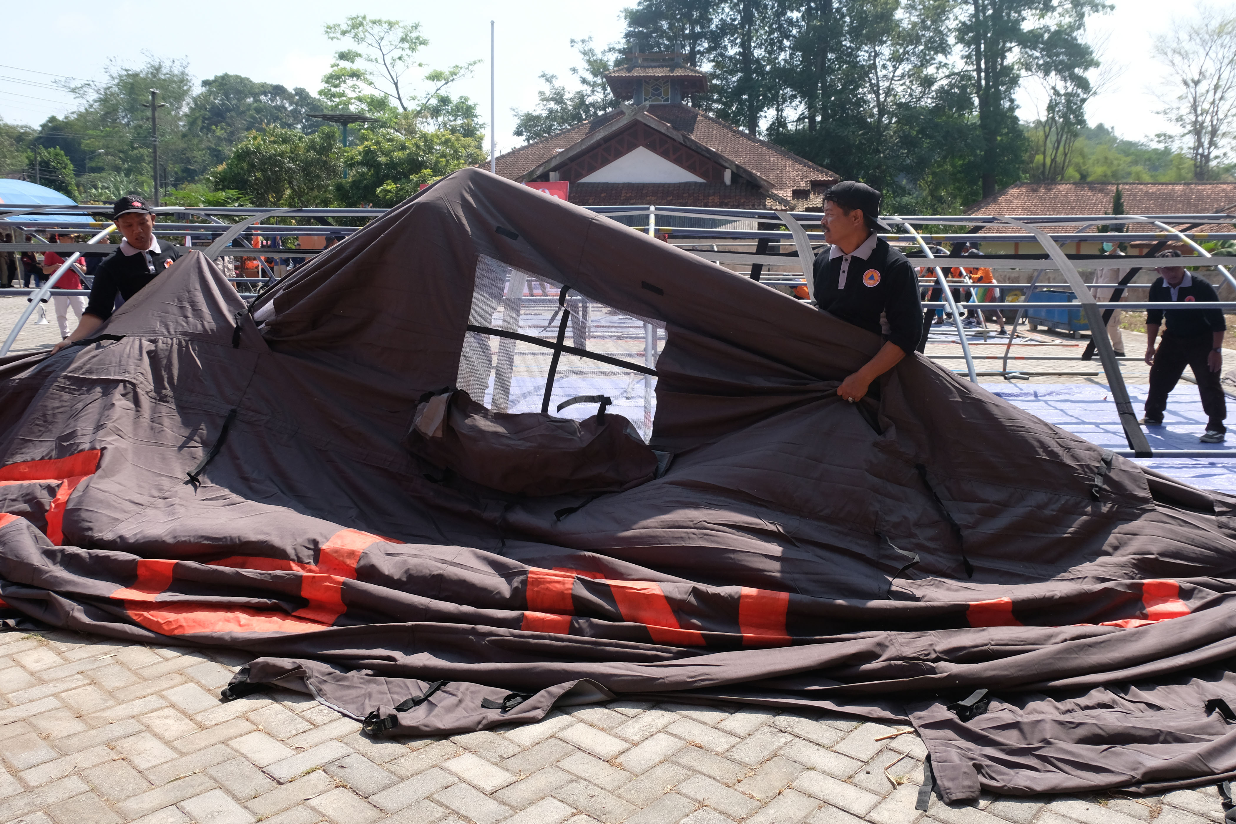 Lomba Pasang Tenda Pengungsi