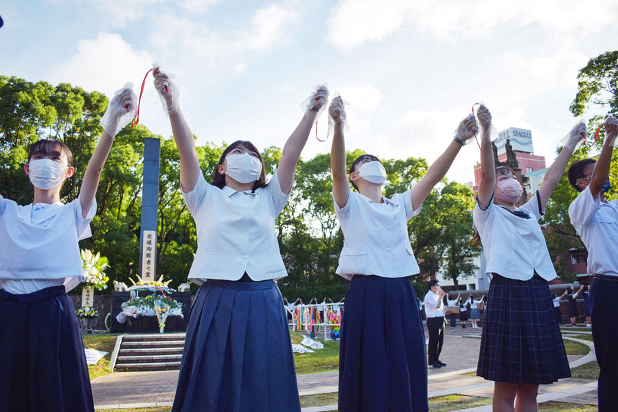 Rantai Manusia untuk Menyerukan Perdamaian Dunia