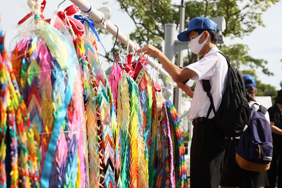 Rantai Manusia untuk Menyerukan Perdamaian Dunia