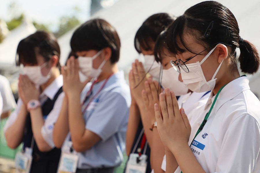 Rantai Manusia untuk Menyerukan Perdamaian Dunia
