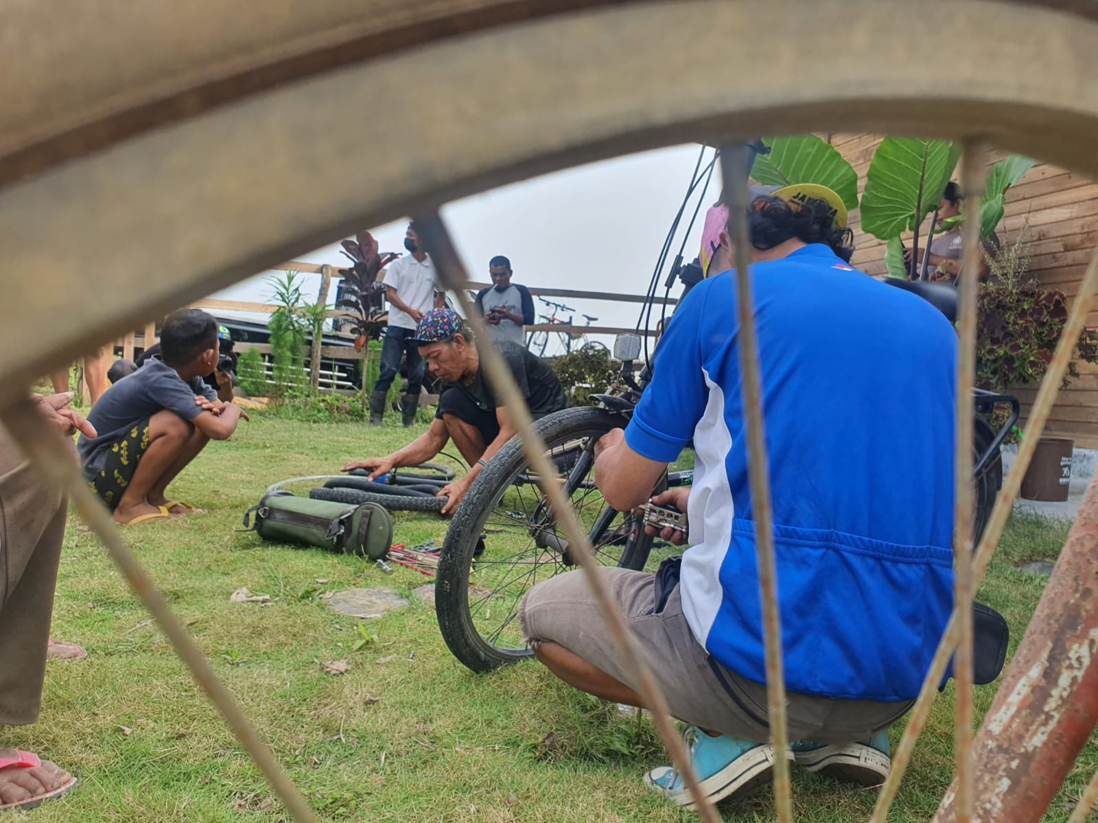 Bengkel Sepeda Gratis Untuk Masyarakat Cikeusik